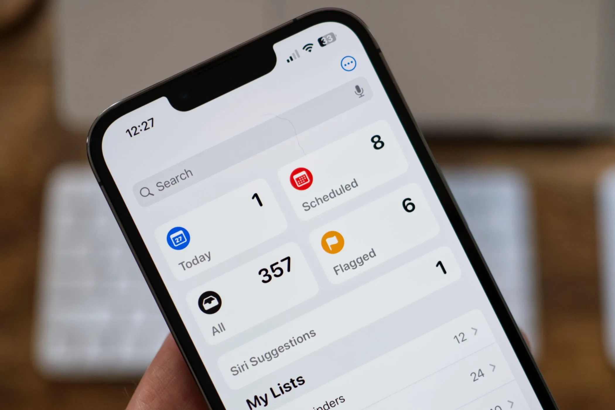 Giao diện ứng dụng Apple Reminders đang mở trên chiếc iPhone 13 Pro, cho thấy cách người dùng theo dõi và quản lý công việc hàng ngày trên điện thoại.