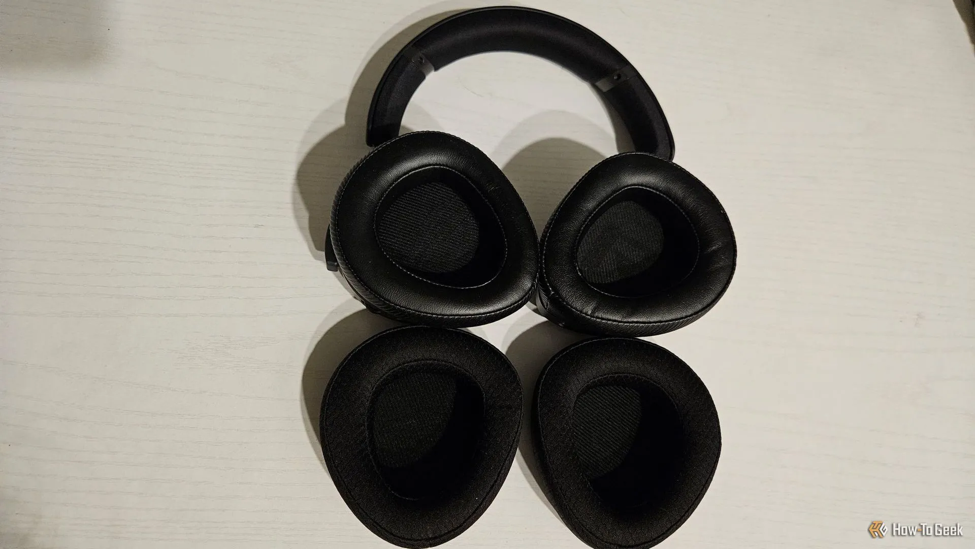 Hai cặp đệm tai nghe đi kèm với ASUS ROG Delta II, một cặp bằng vải thoáng khí và một cặp bằng da protein, cho phép người dùng lựa chọn theo sở thích và sự thoải mái.