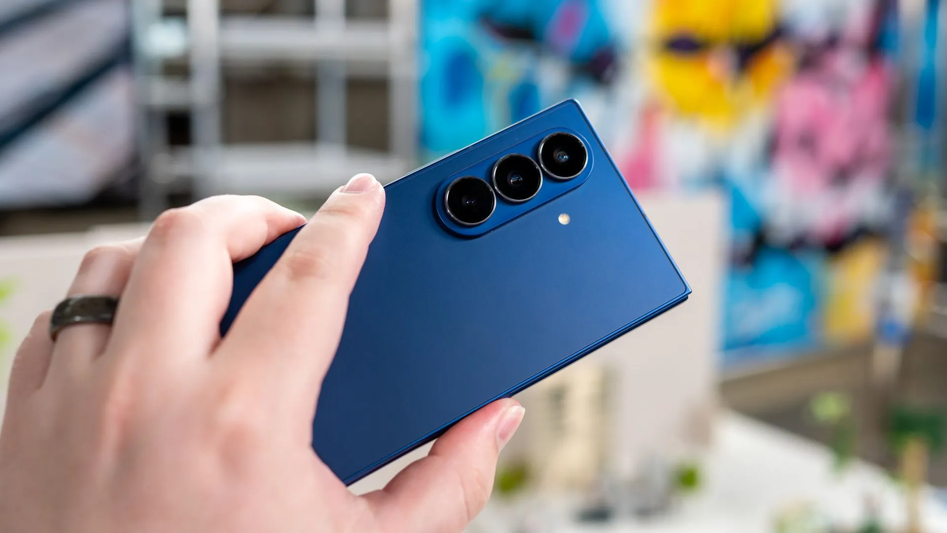 Hệ thống camera sau của Galaxy Z Fold 7 khi mở ra, với cảm biến chính 200MP nổi bật.