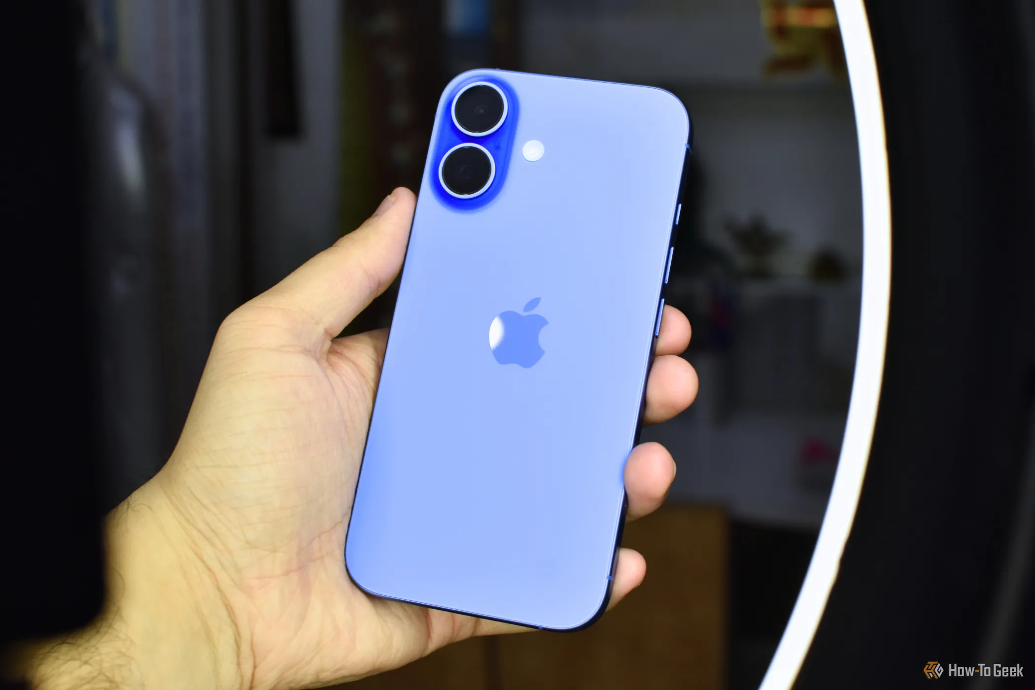 Hình ảnh concept iPhone 17 (hoặc iPhone 16) màu xanh đậm được cầm trên tay.