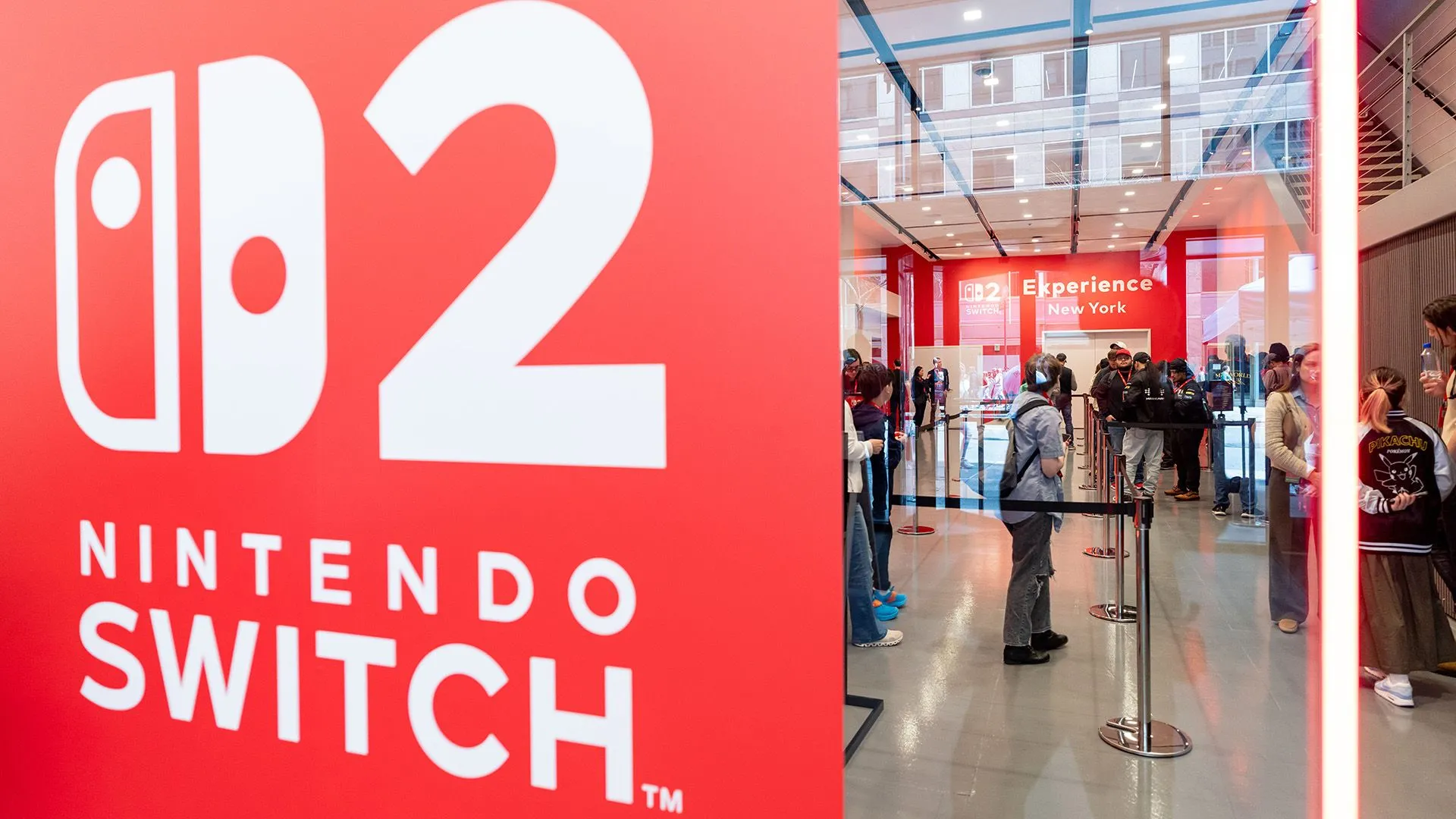 Hình ảnh logo Nintendo Switch 2 và một người đang trải nghiệm game