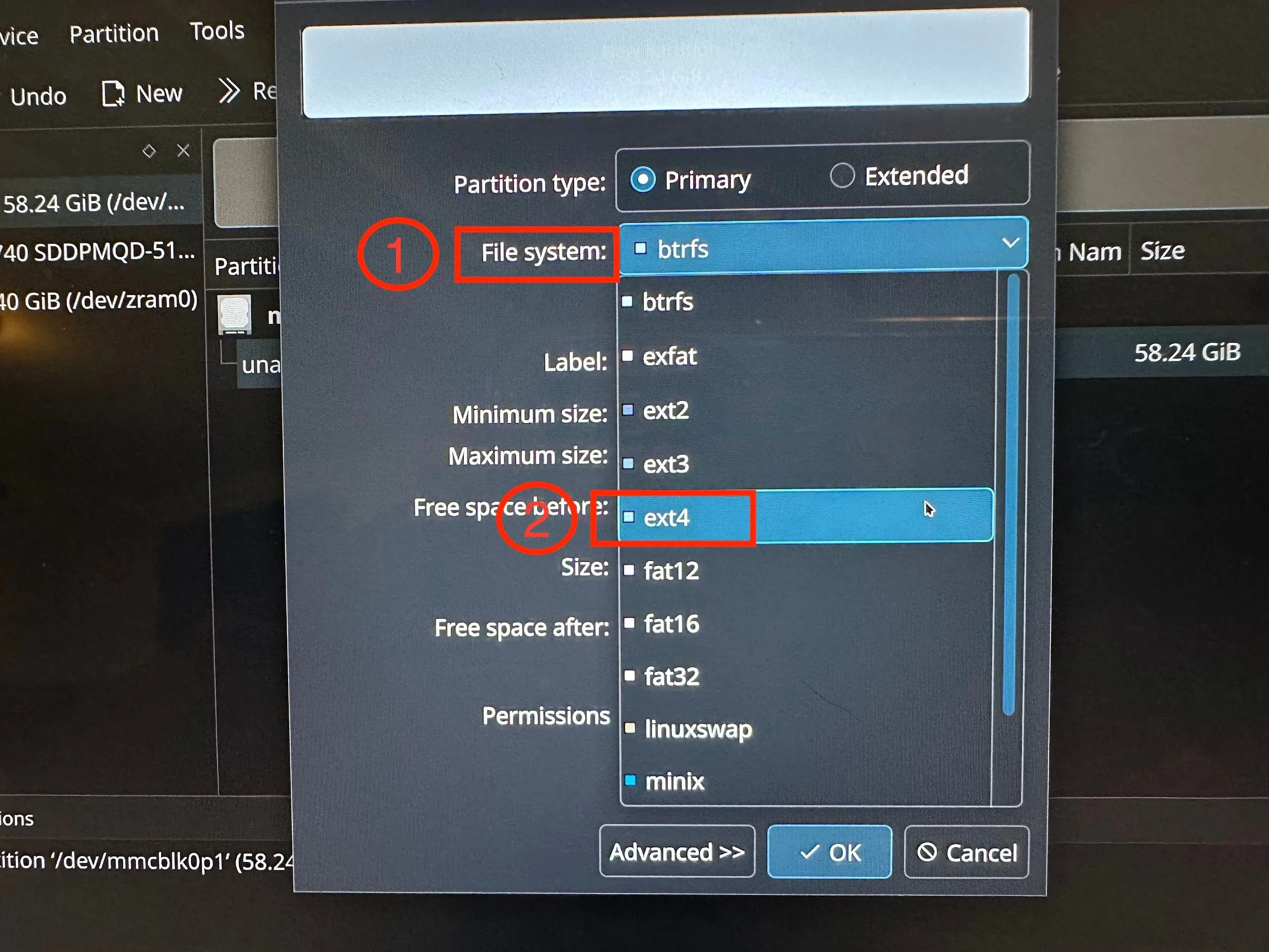 Hộp thoại tạo phân vùng mới trong KDE Partition Manager hiển thị menu thả xuống &quot;File system&quot; với tùy chọn &quot;ext4&quot; được chọn.