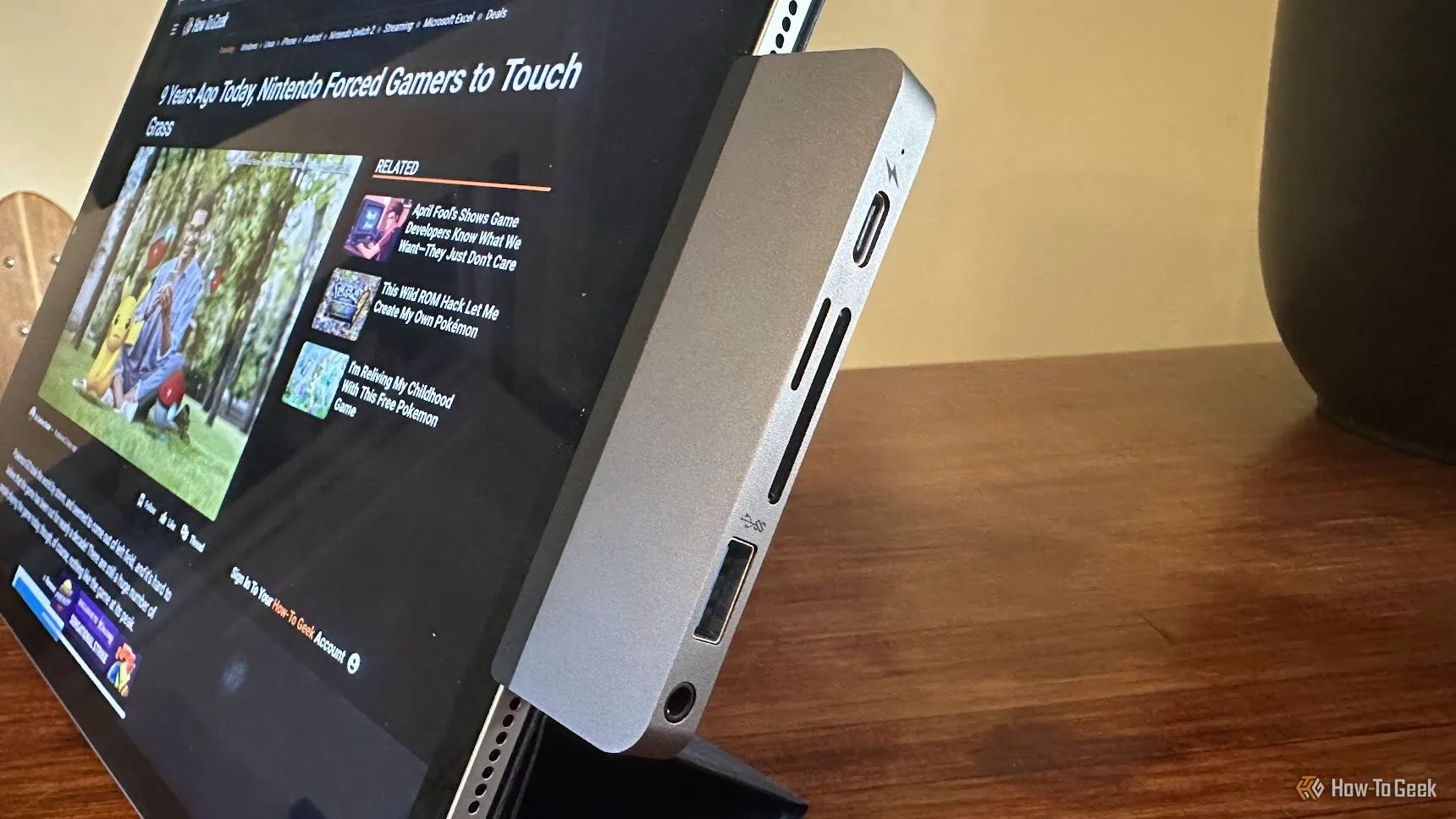 iPad kết nối với một hub USB-C HyperDrive, mở rộng thêm các cổng kết nối
