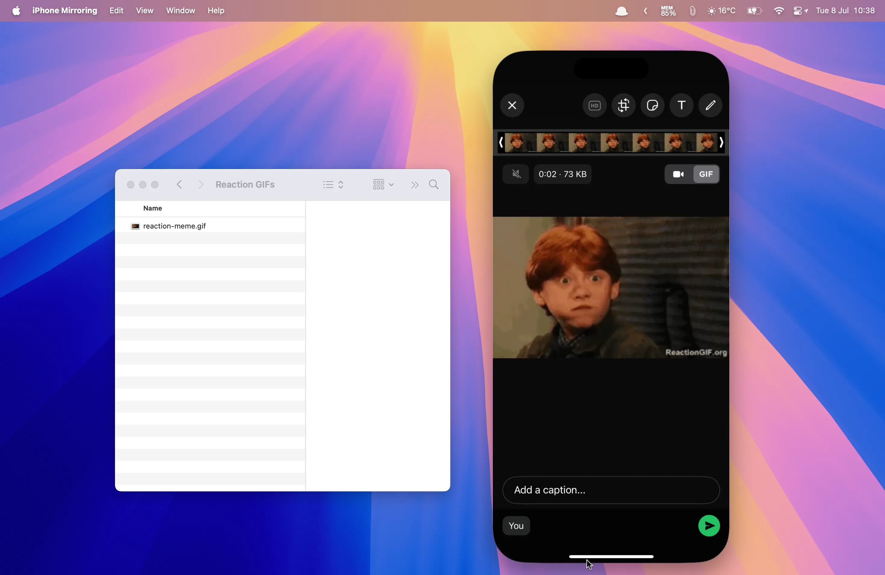 Kéo thả trực tiếp một tệp GIF từ máy Mac vào ứng dụng WhatsApp di động đang chạy qua iPhone Mirroring, thể hiện khả năng truyền file linh hoạt.