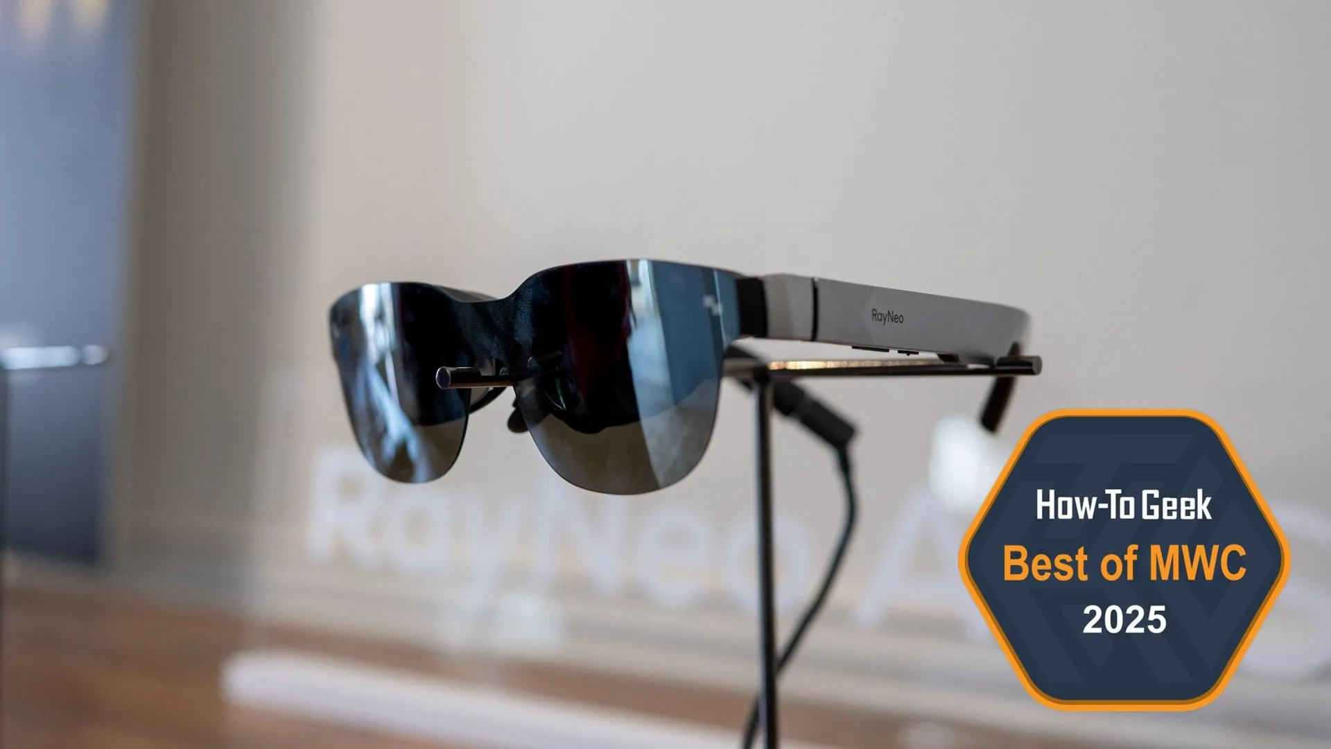 Kính thực tế mở rộng TCL RayNeo Air 3s XR Glasses trưng bày tại MWC 2025, cho trải nghiệm hình ảnh sắc nét.