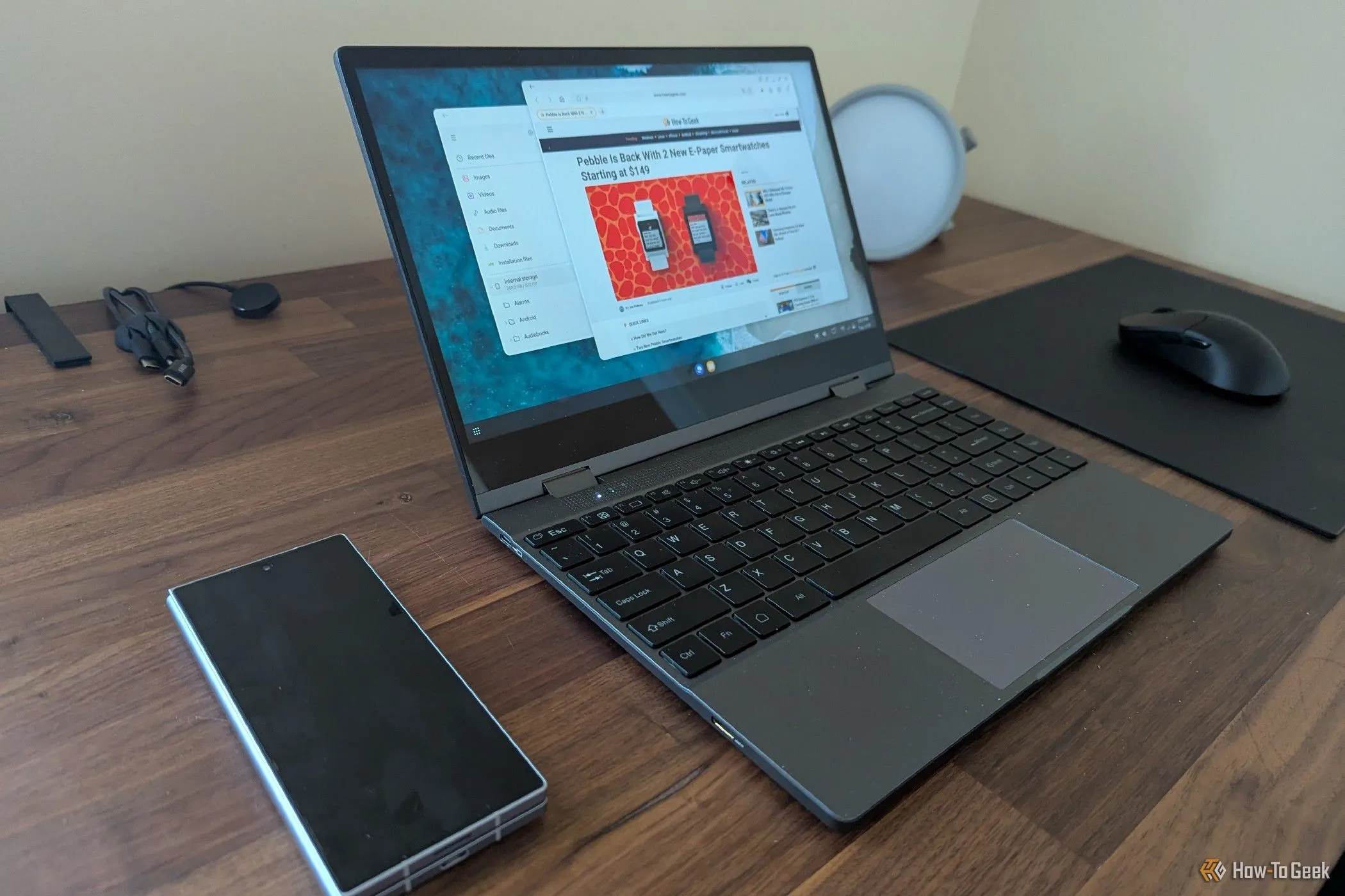 Lapdock UPerfect kết nối không dây với điện thoại Samsung Galaxy Z Fold 6, minh họa trải nghiệm làm việc như máy tính từ điện thoại Android.