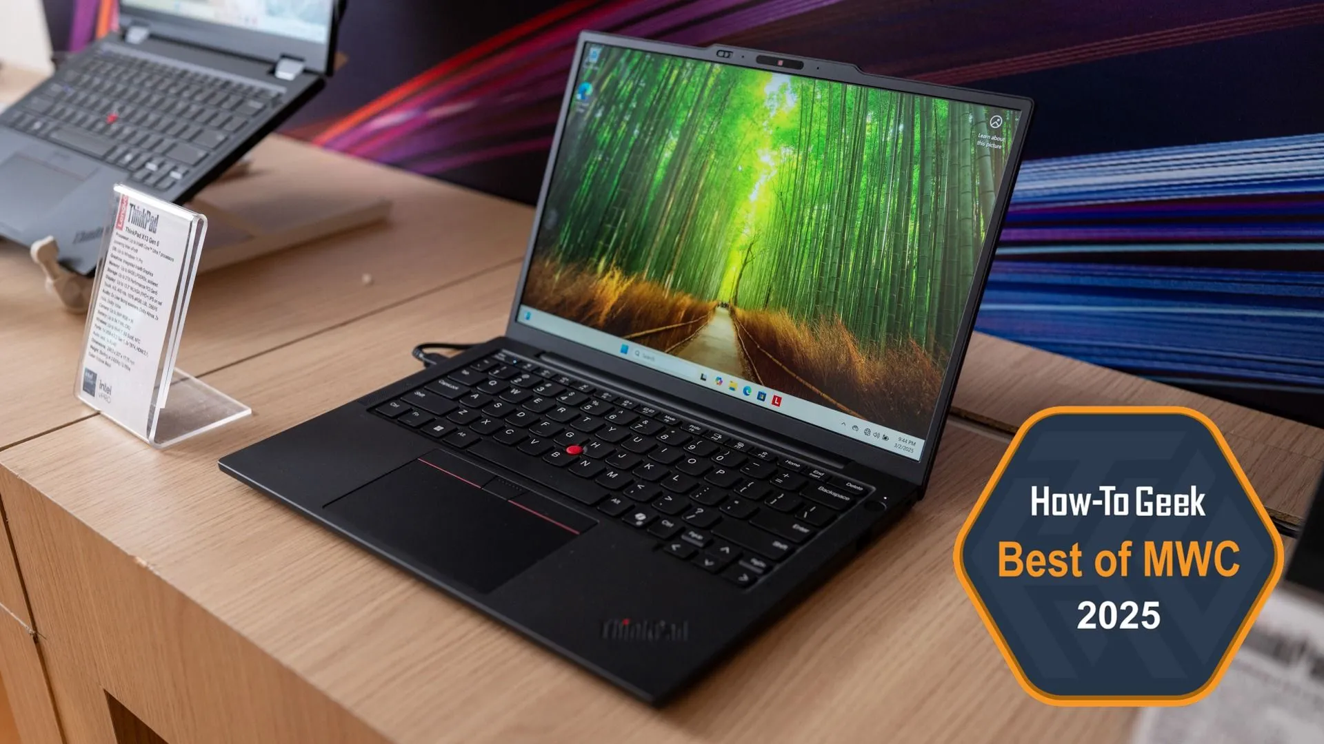 Laptop Lenovo ThinkPad X13 Gen 6 trên bàn, nổi bật với thiết kế tối giản và hiệu năng cao.