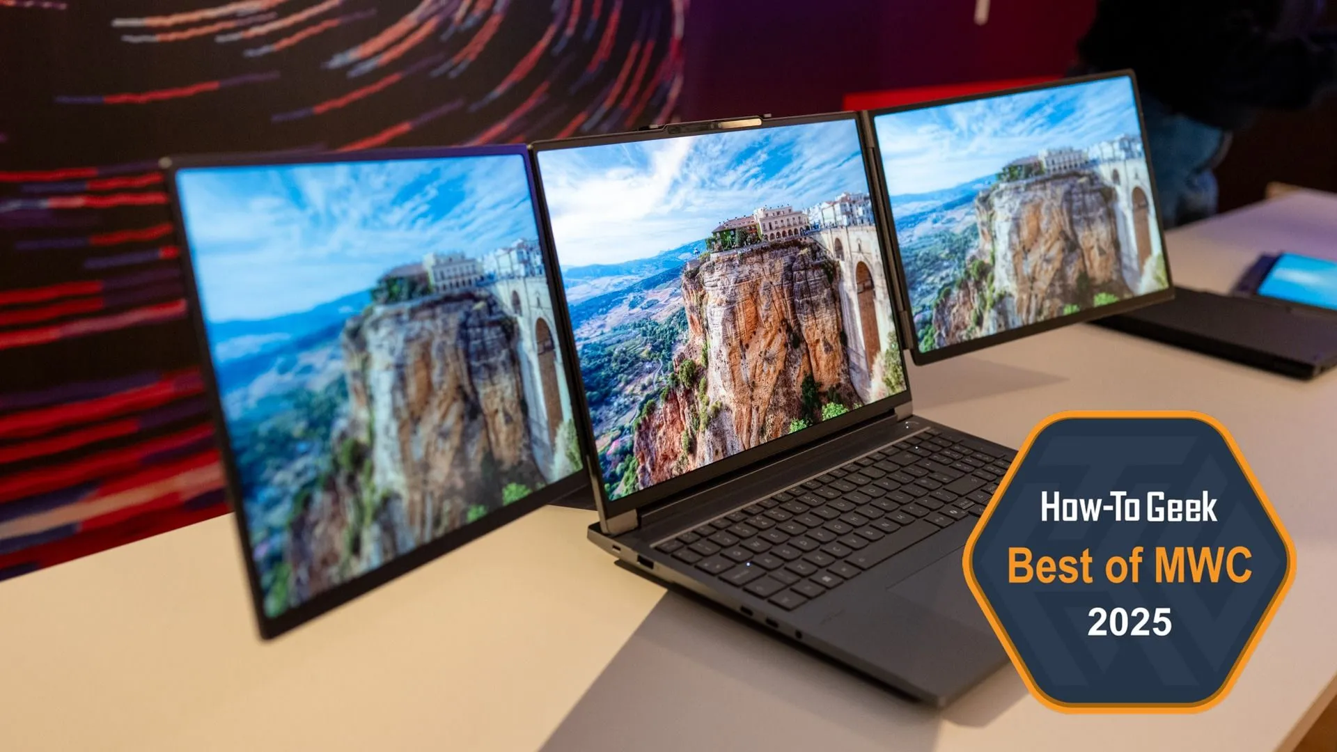 Laptop Lenovo tích hợp phụ kiện Magic Bay Dual Display, mở rộng không gian làm việc hiệu quả.