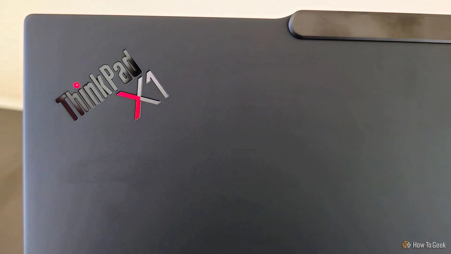 Logo ThinkPad ở mặt sau của laptop Lenovo ThinkPad X1 Carbon Gen 13 Aura Edition.
