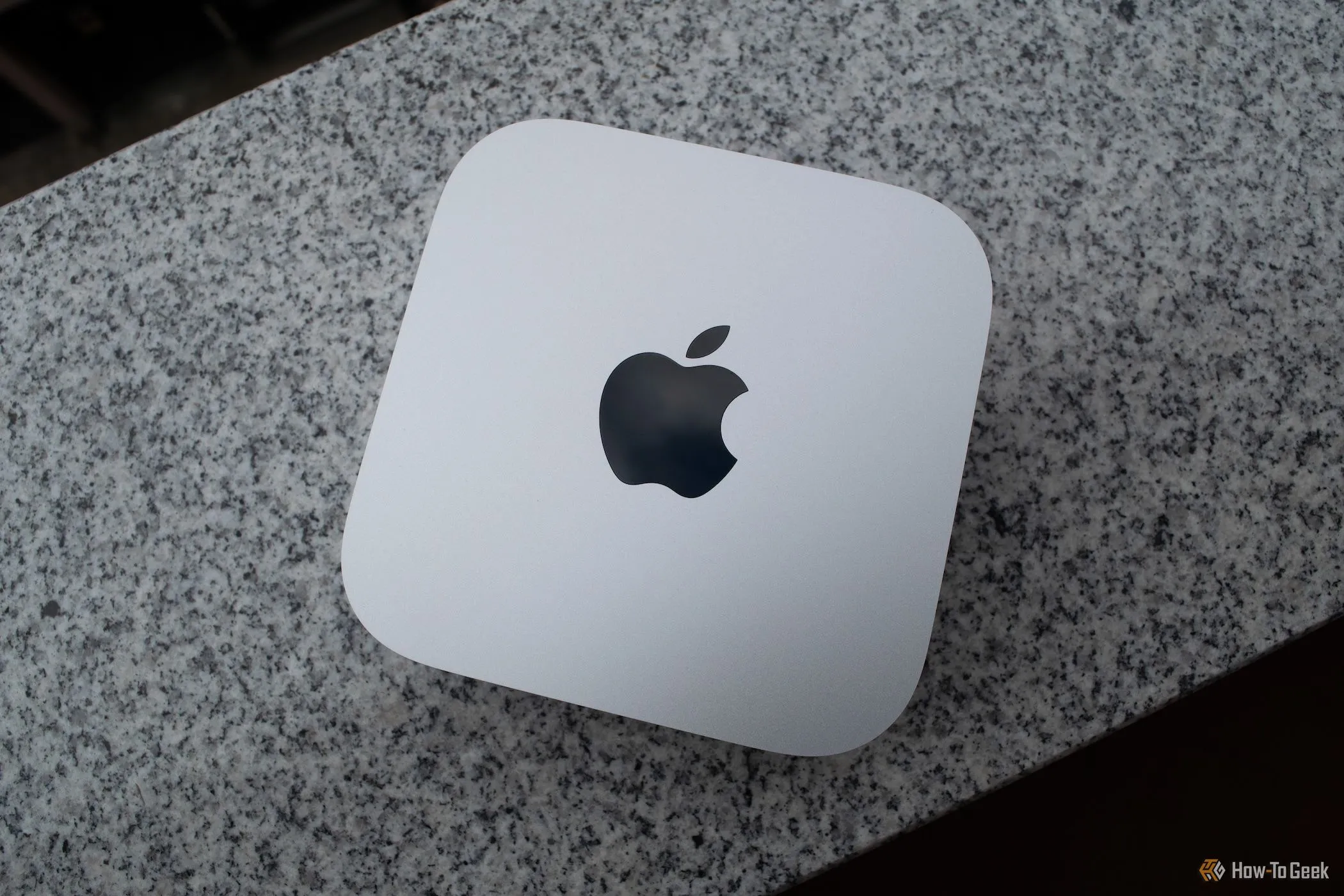 Mac Mini M4 trên mặt bàn đá granite