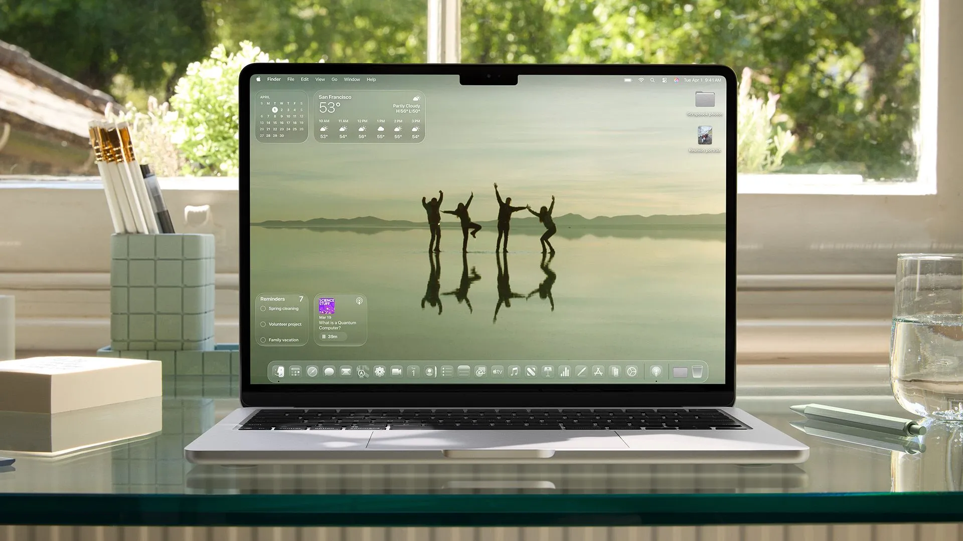 MacBook chạy macOS Tahoe 26 minh họa hệ sinh thái Apple đồng bộ với AirPods