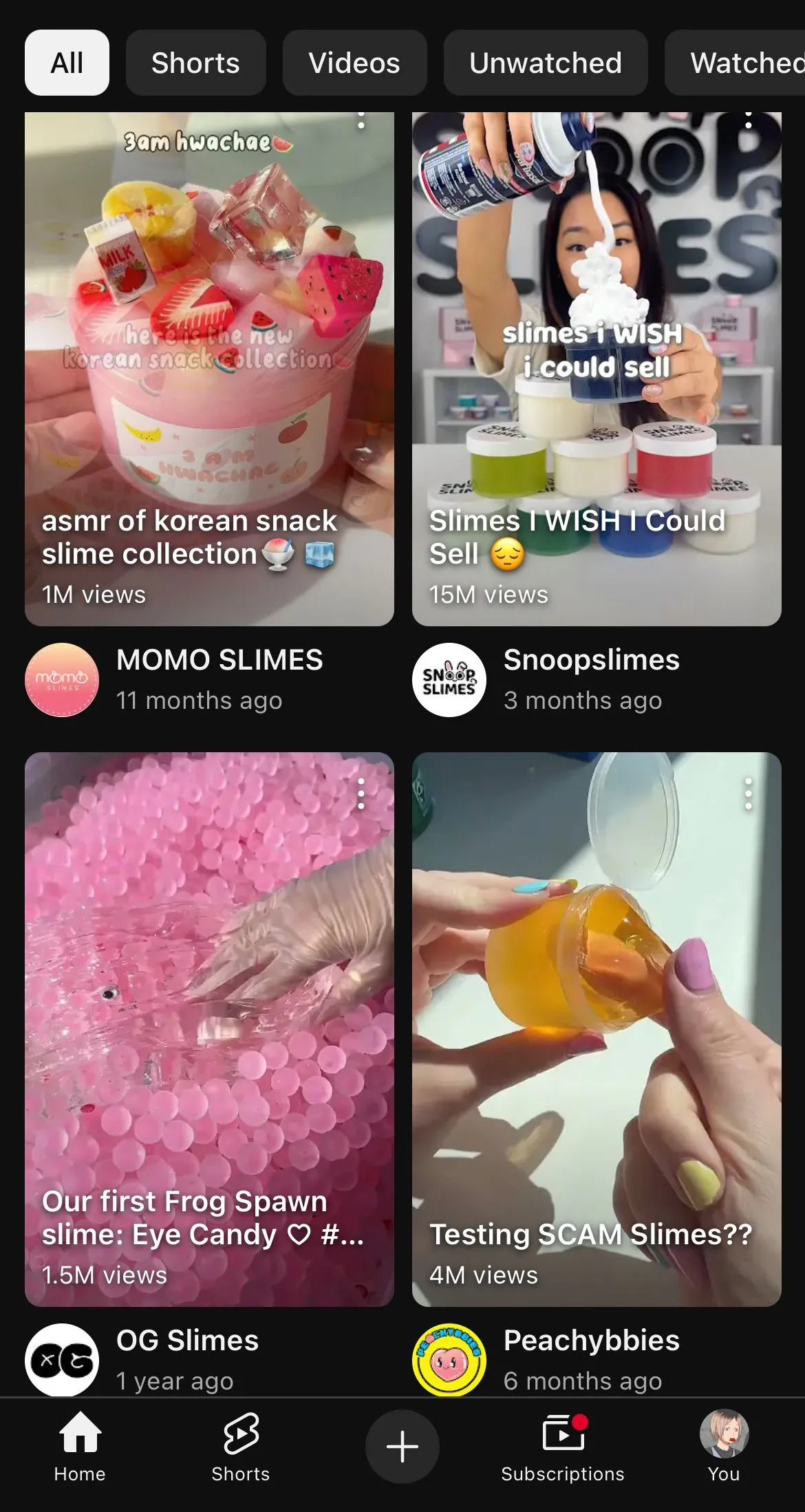Màn hình điện thoại hiển thị giao diện YouTube Shorts với các video ASMR đang phát, minh họa thói quen 'doomscrolling' gây mất tập trung.