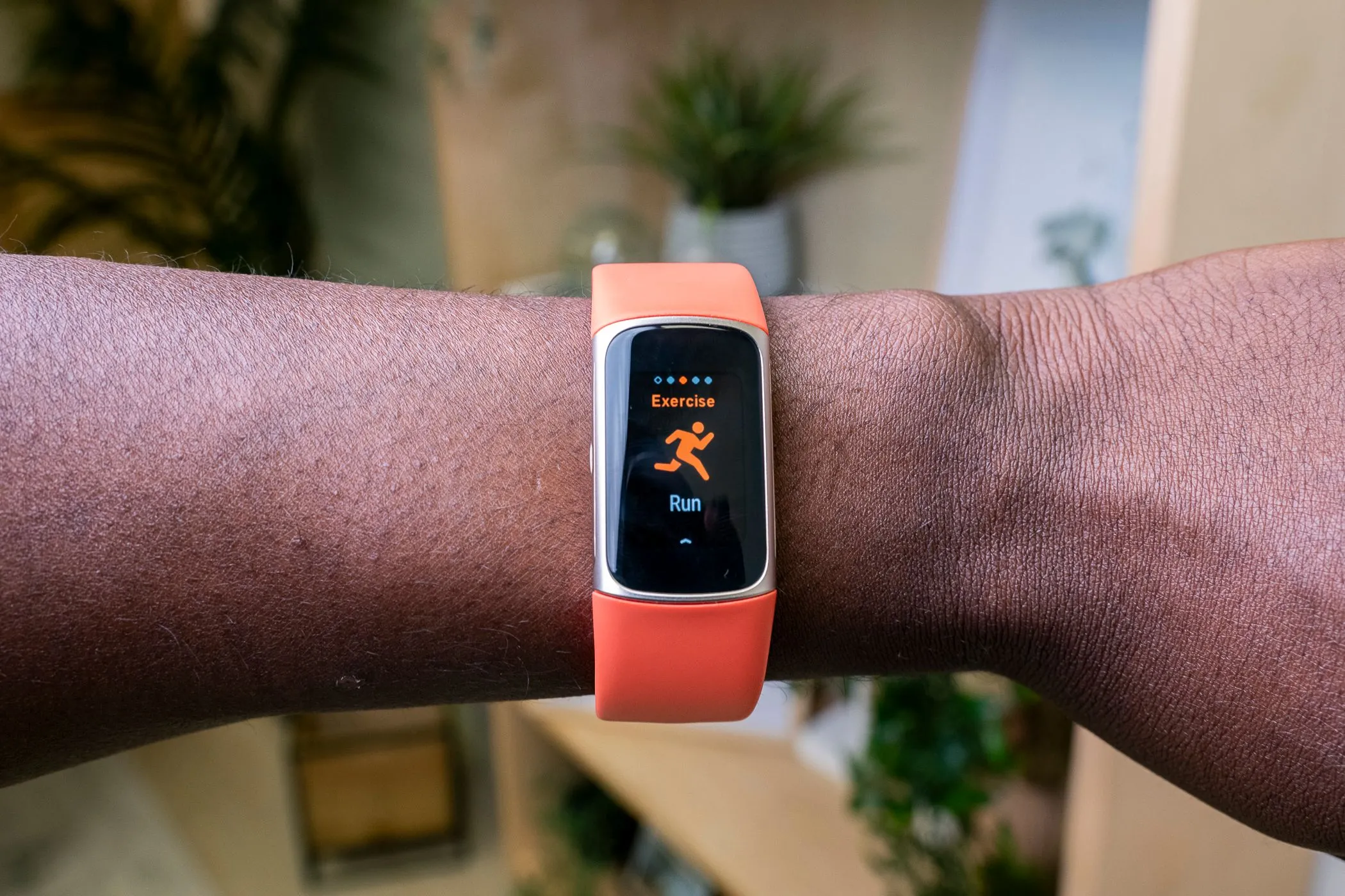 Màn hình Fitbit Charge 6 hiển thị thông tin về các chỉ số tập luyện và sức khỏe