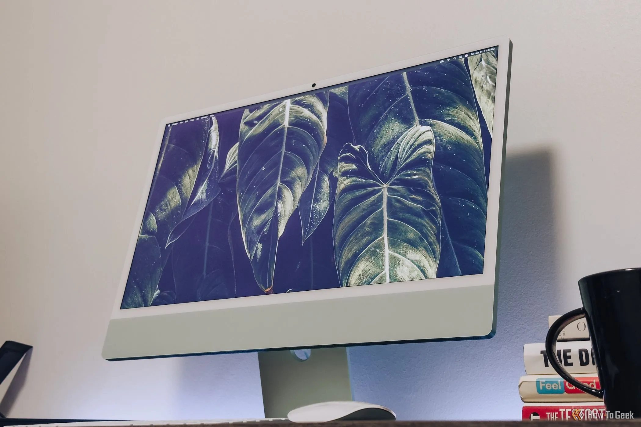 Màn hình iMac M4 màu xanh lá cây từ góc thấp