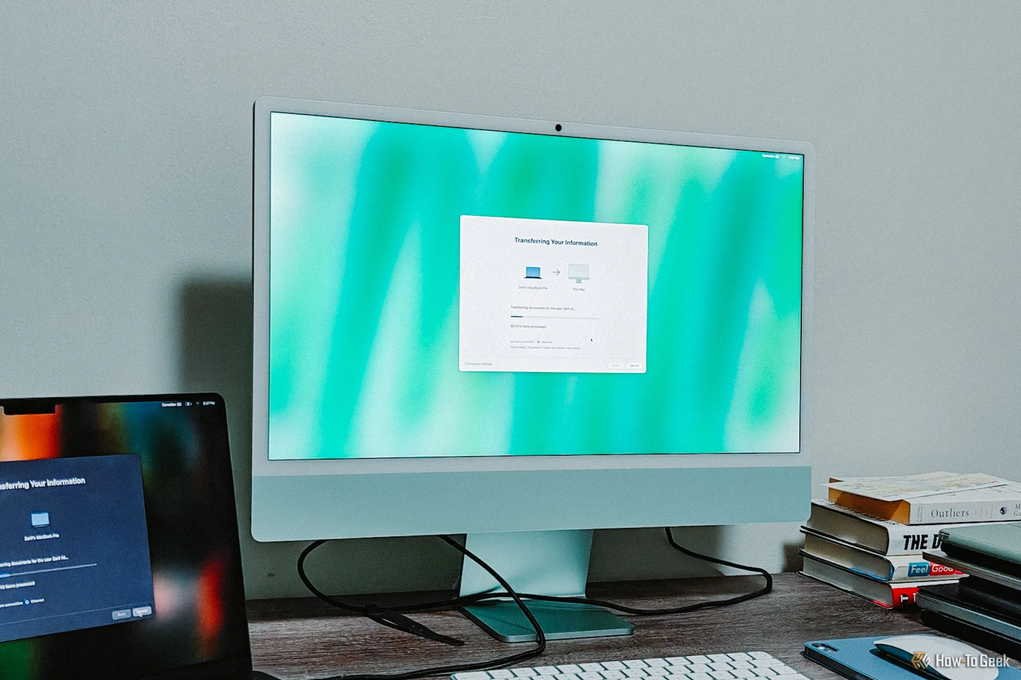 Màn hình iMac M4 màu xanh lá cây với MacBook Pro bên cạnh