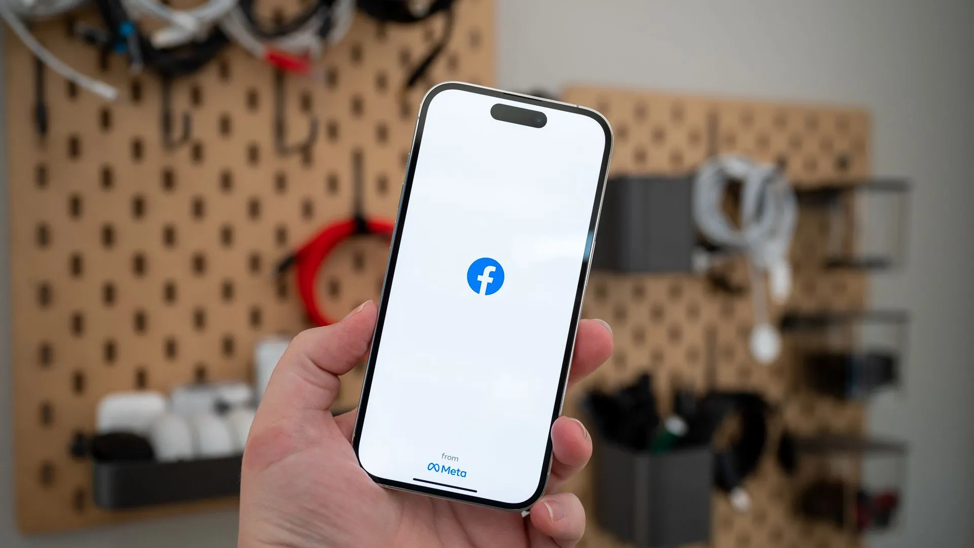 Màn hình ứng dụng Facebook trên iPhone 14 Pro, biểu tượng cho việc tìm kiếm và mua bán PC cũ trên Facebook Marketplace