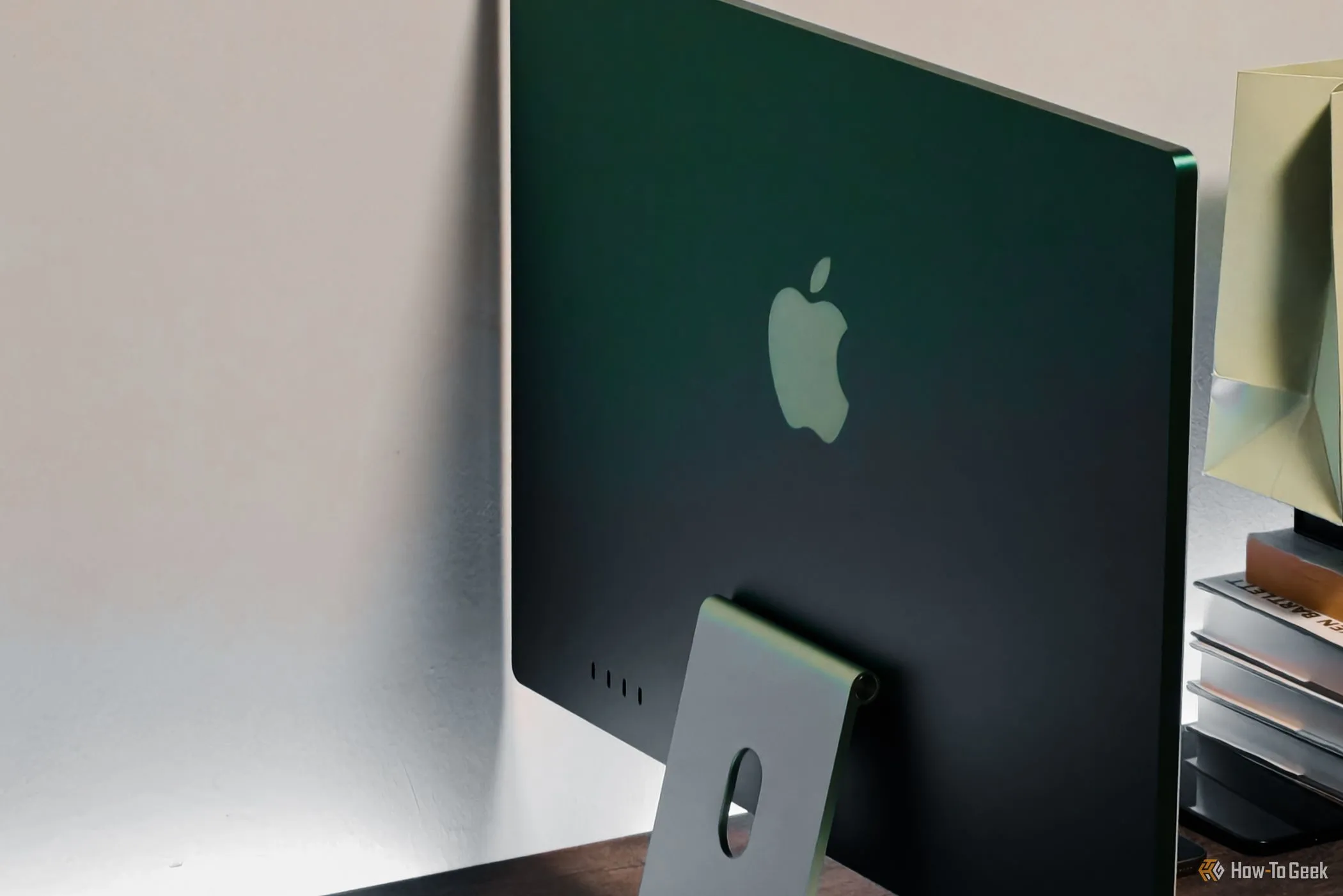 Mặt sau iMac M4 màu xanh lá cây ở góc nghiêng