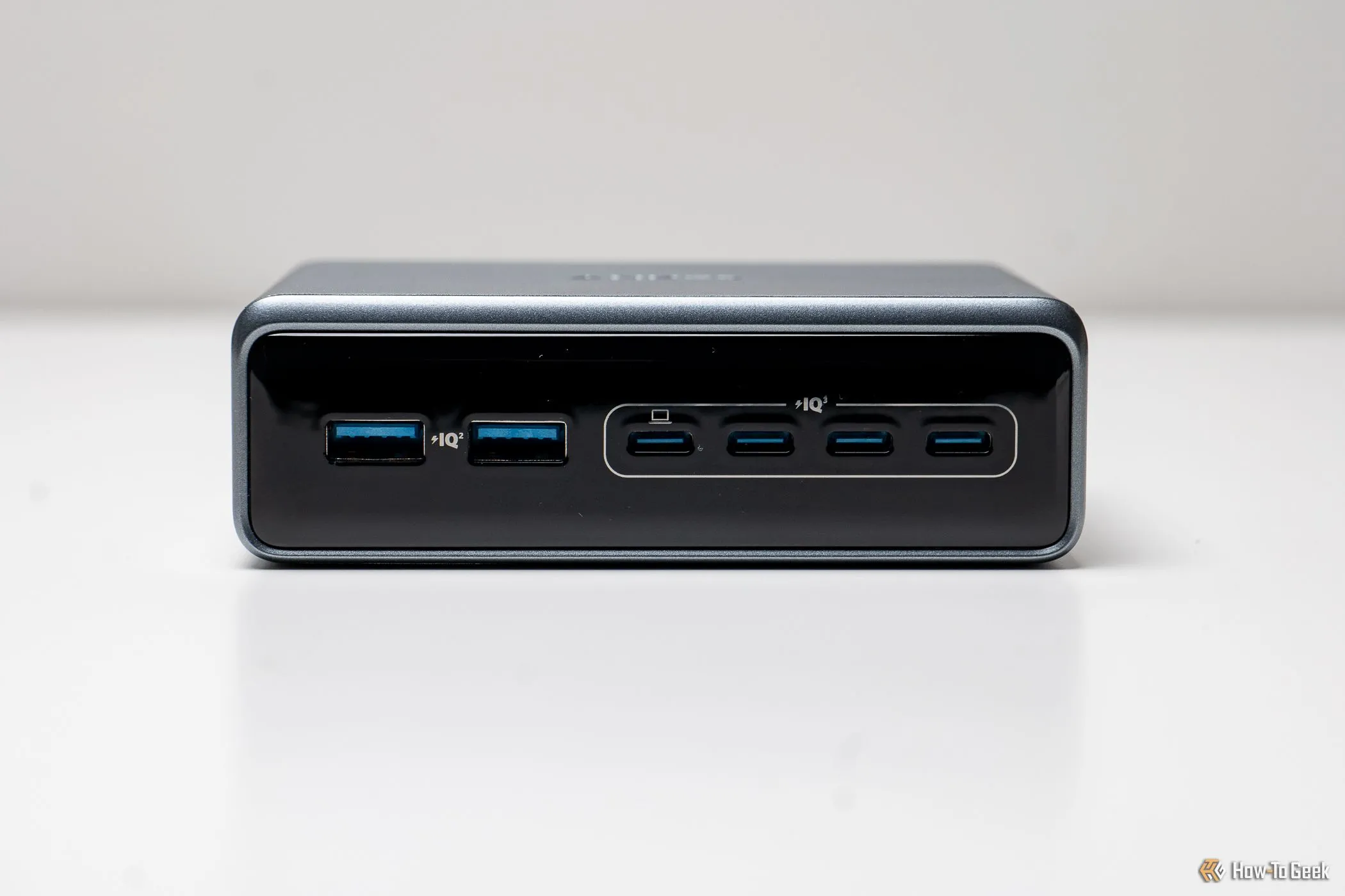 Mặt trước của bộ sạc Anker Prime 6-in-1 hiển thị rõ 4 cổng USB-C và 2 cổng USB-A.