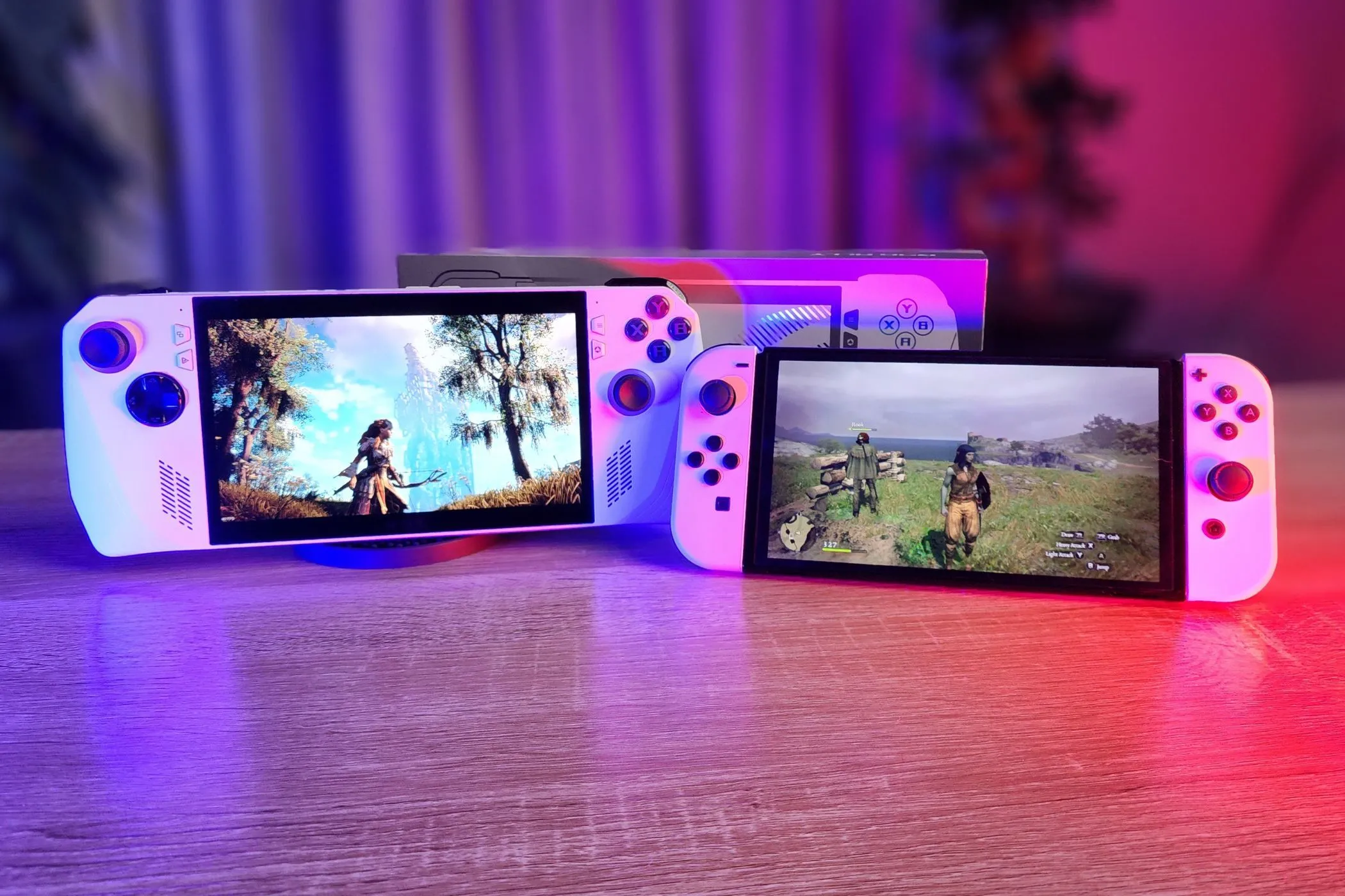 Máy chơi game ROG Ally đặt cạnh Nintendo Switch OLED, so sánh màn hình hai thiết bị