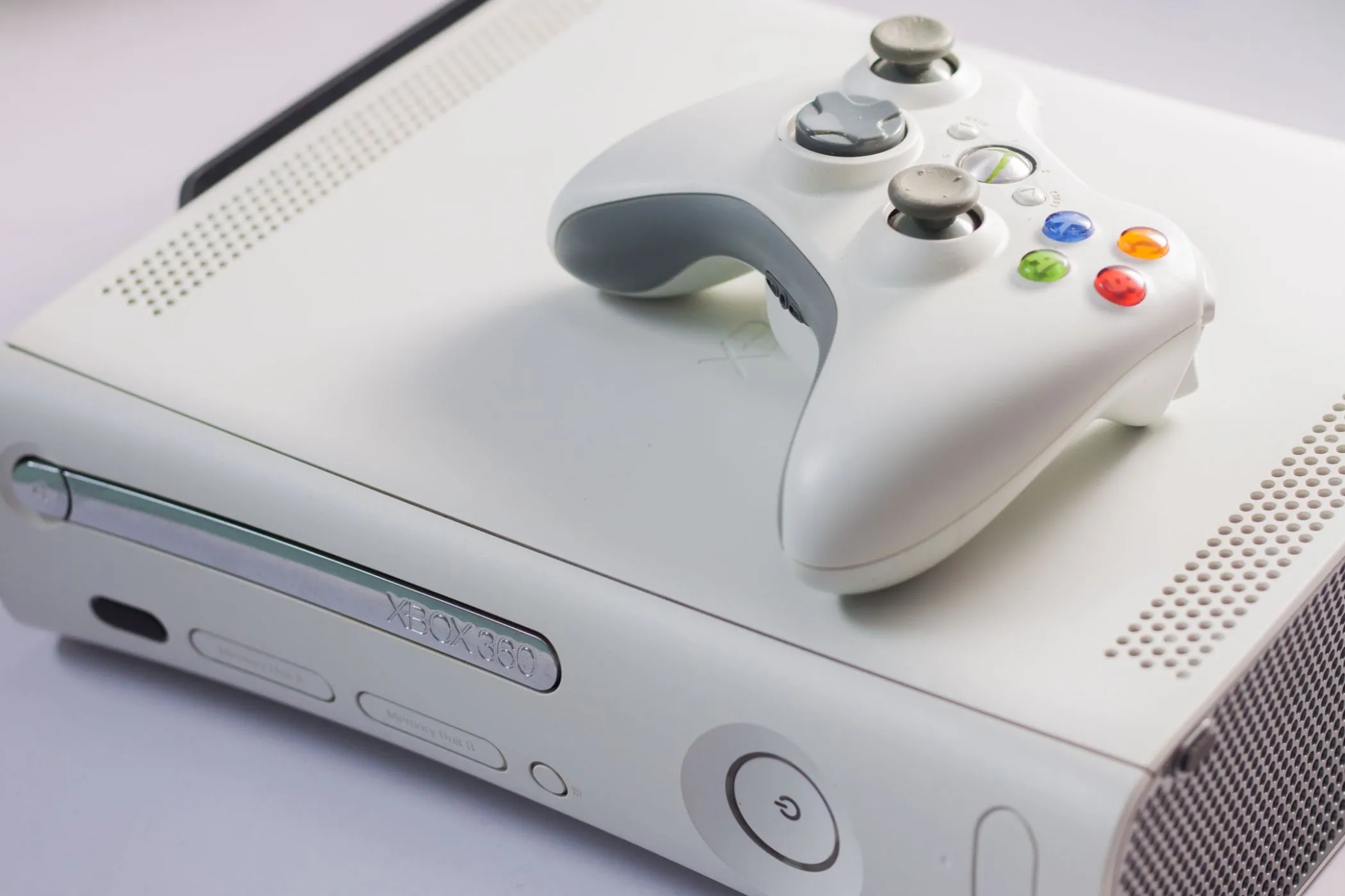 Máy chơi game Xbox 360 màu trắng cùng bộ điều khiển