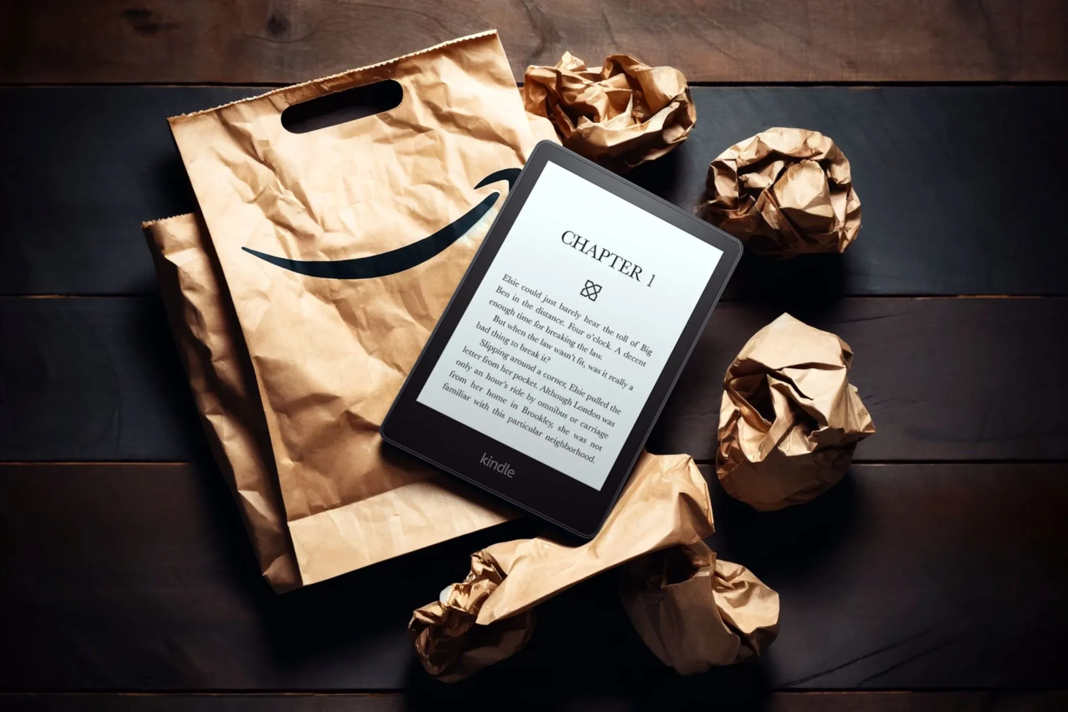 Máy đọc sách Kindle Paperwhite và túi mua sắm Amazon