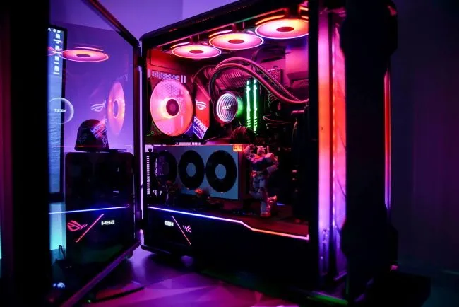 Máy tính gaming với mặt bên được mở, khoe hệ thống đèn RGB nội thất ấn tượng, biểu trưng cho sự thỏa mãn khi hoàn thành việc tự build PC.
