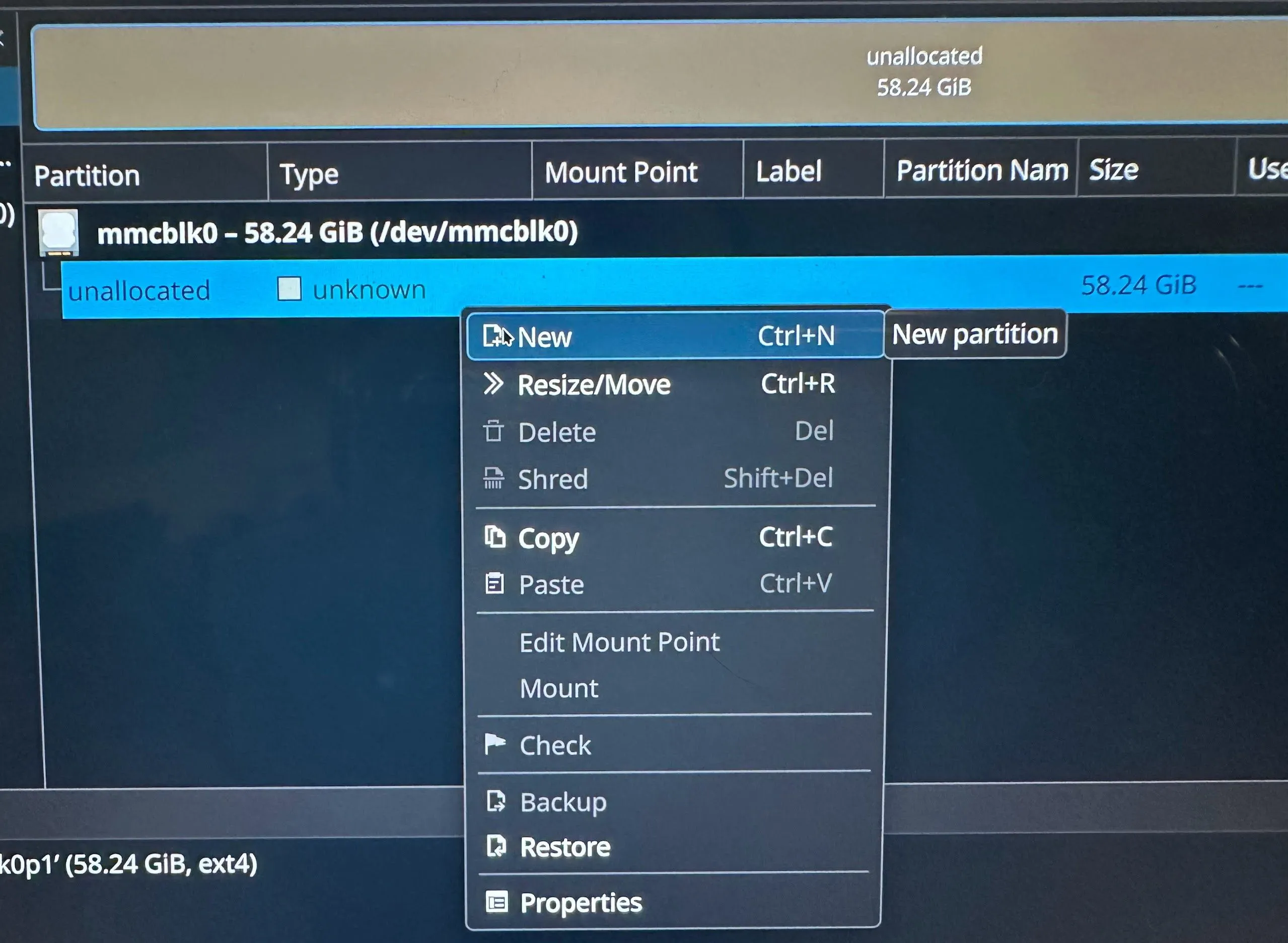 Menu ngữ cảnh trên không gian trống trong KDE Partition Manager hiển ”New&quot; (Mới), chuẩn bị tạo phân vùng thẻ nhớ mới.
