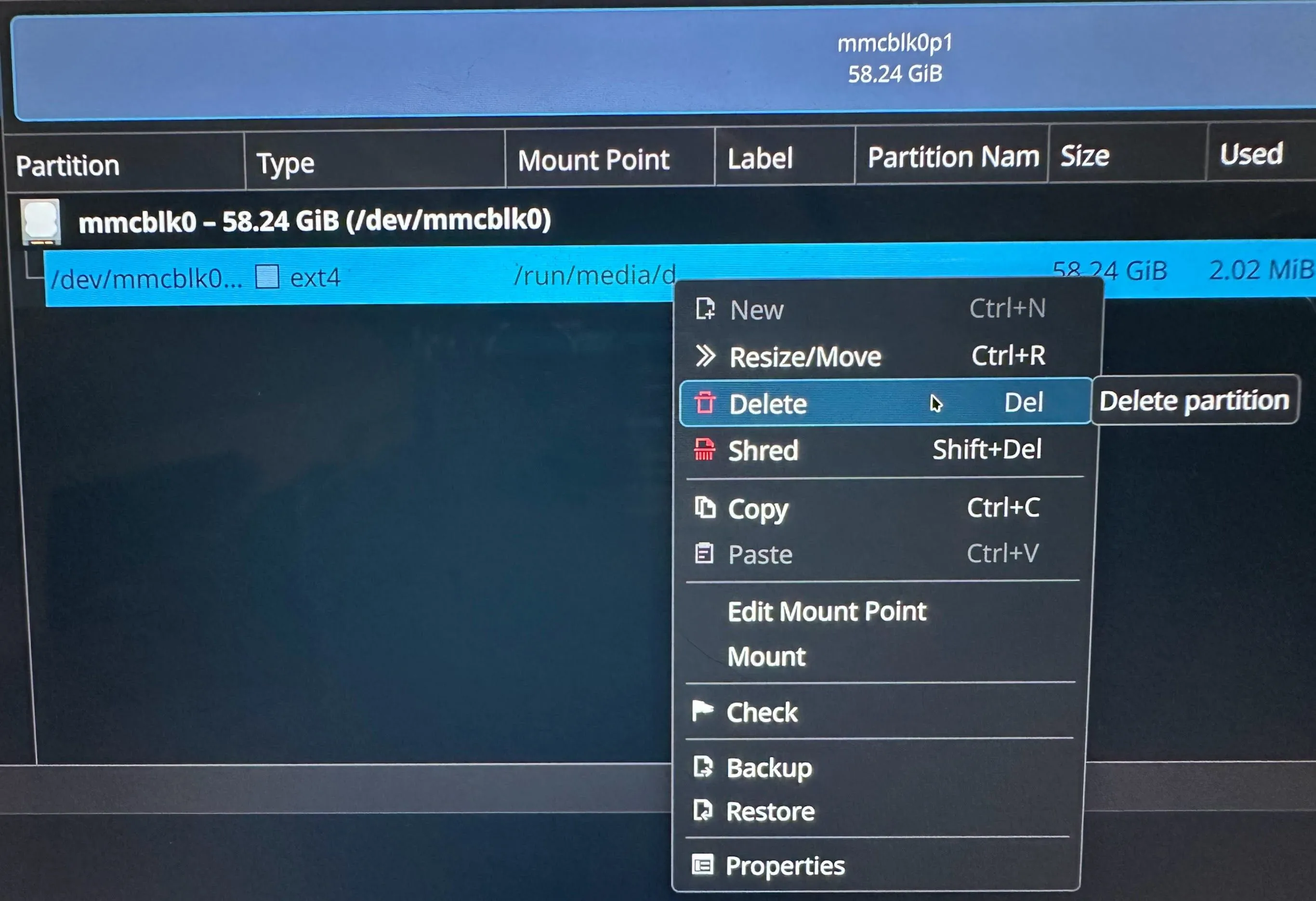 Menu ngữ cảnh trong KDE Partition Manager hiển thị tùy chọn &quot;Delete&quot; (Xóa), bước tiếp theo trong quá trình định dạng lại thẻ SD.