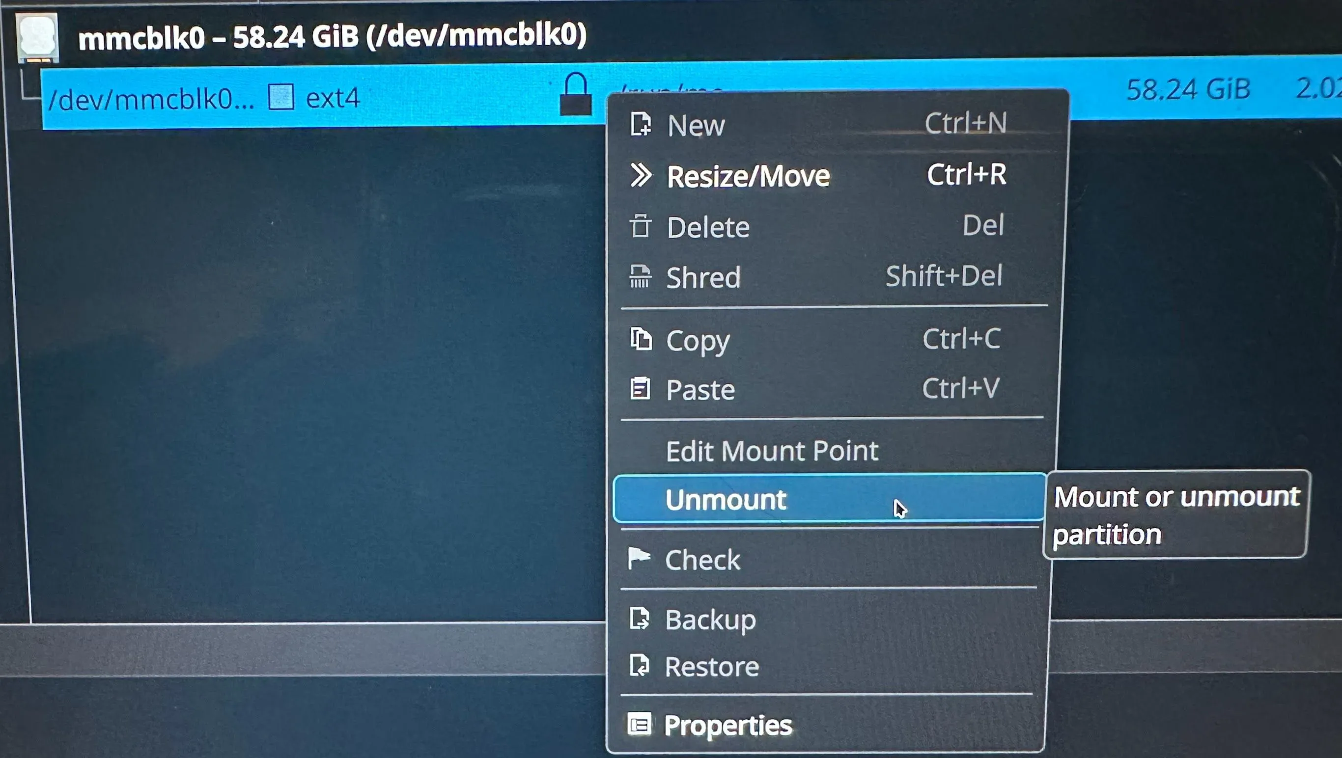 Menu ngữ cảnh trong KDE Partition Manager hiển thị tùy chọn &quot;Unmount&quot; (Ngắt kết nối), bước đầu tiên để định dạng lại thẻ nhớ.