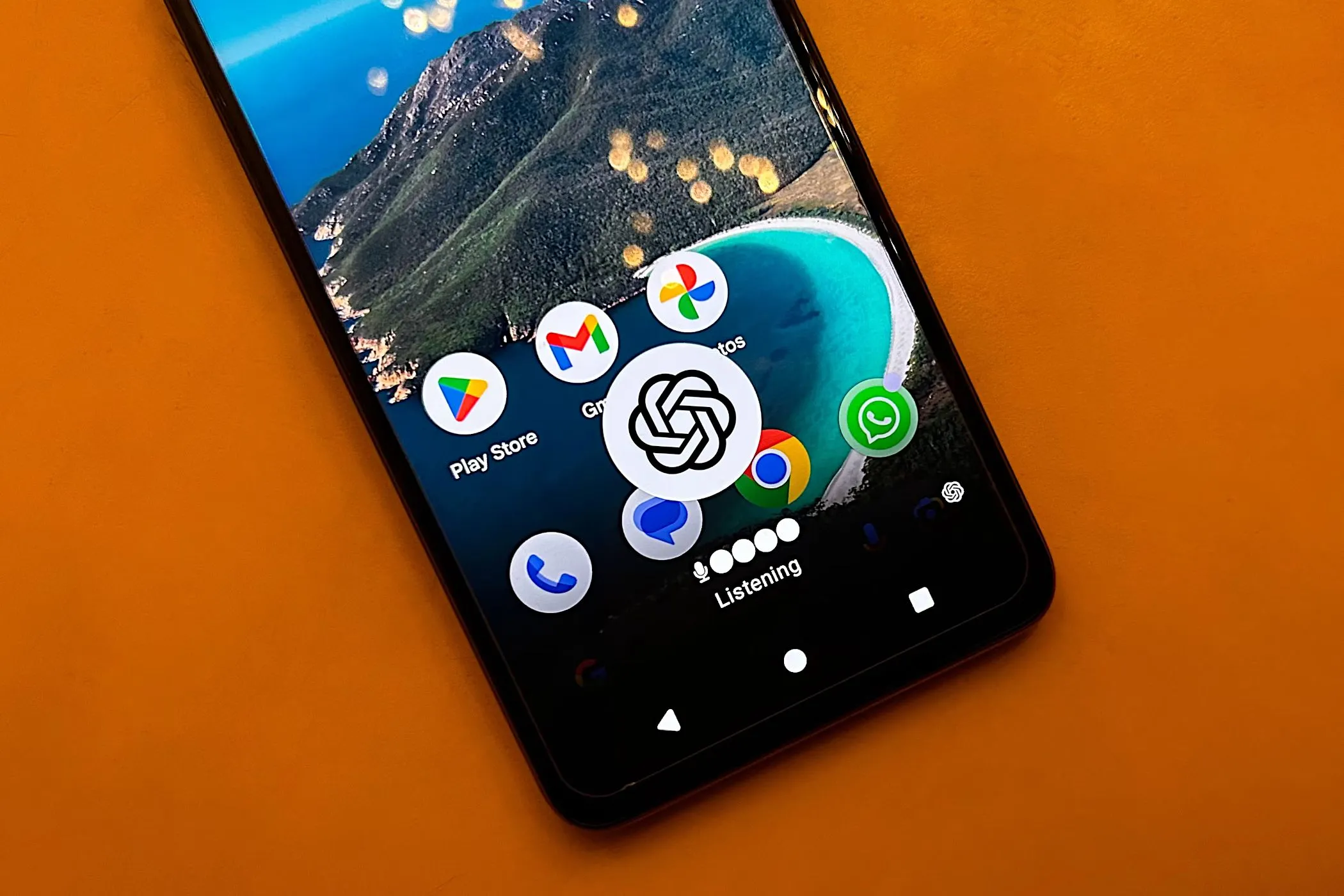 Một chiếc điện thoại Android đang nằm trên bàn với màn hình bật. Màn hình chính của nó hiển thị ứng dụng ChatGPT.