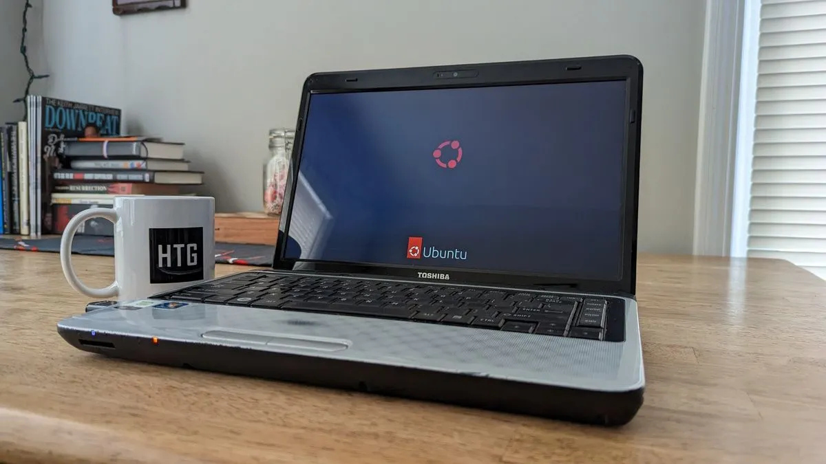 Một chiếc laptop chạy hệ điều hành Linux đặt trên bàn.