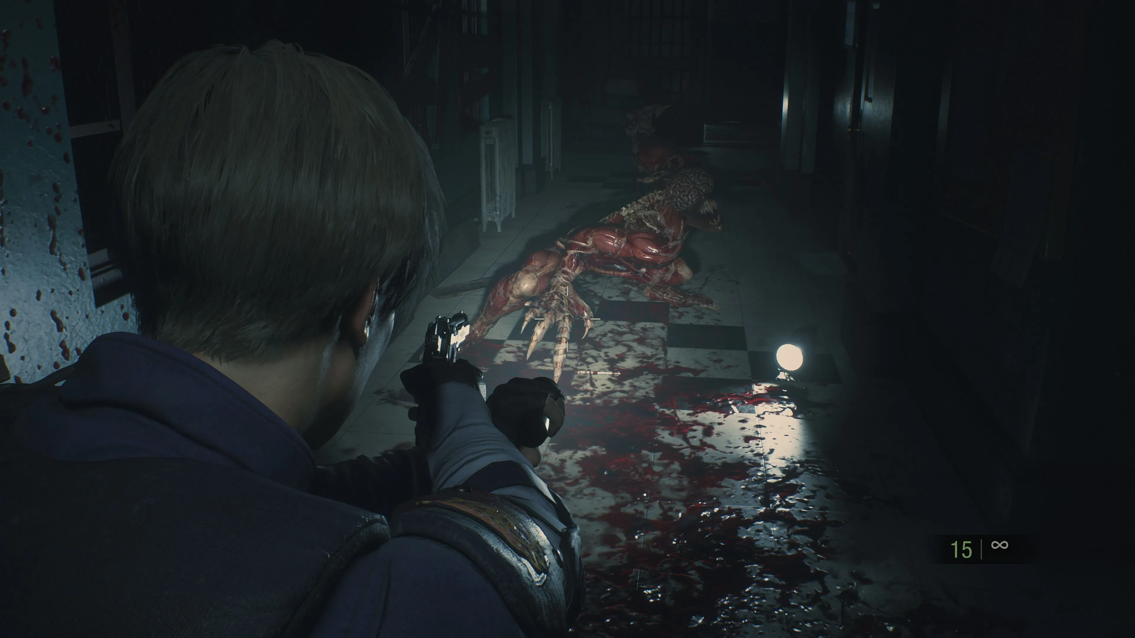 Một con Licker sắp tấn công Leon trong bản remake của Resident Evil 2.