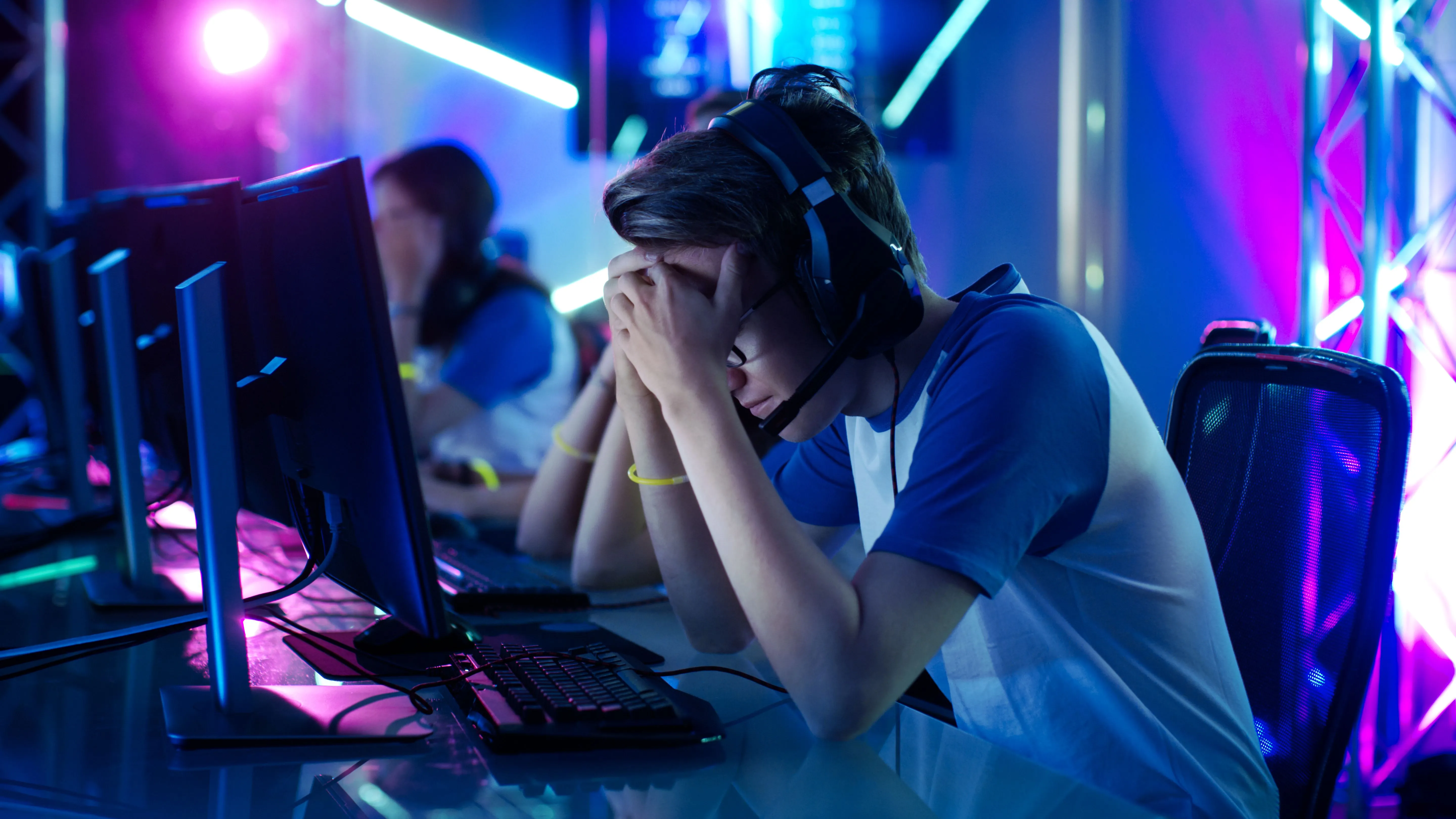 Một đội game thủ eSport chuyên nghiệp đang thi đấu trong trò chơi điện tử cạnh tranh.