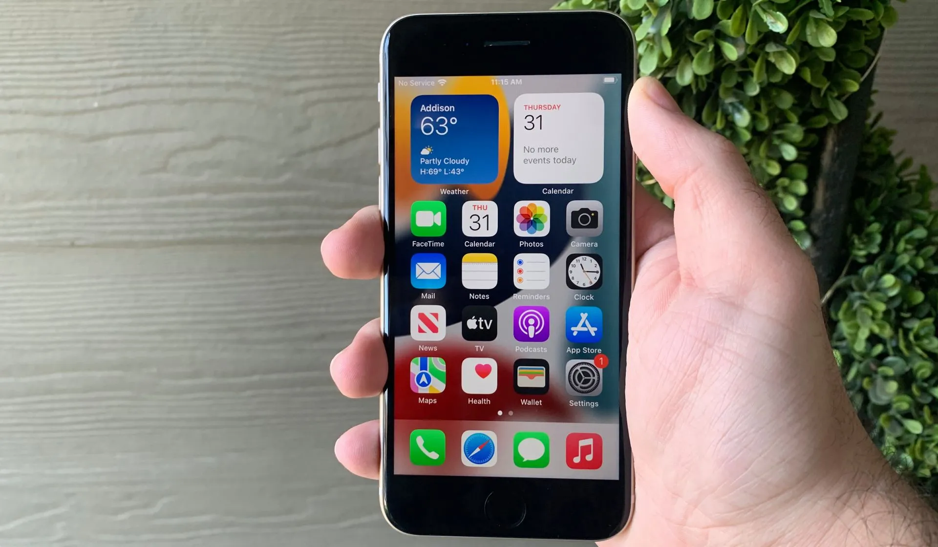 Một người đang cầm iPhone SE 2022, minh họa trải nghiệm sử dụng thực tế của mẫu điện thoại này.