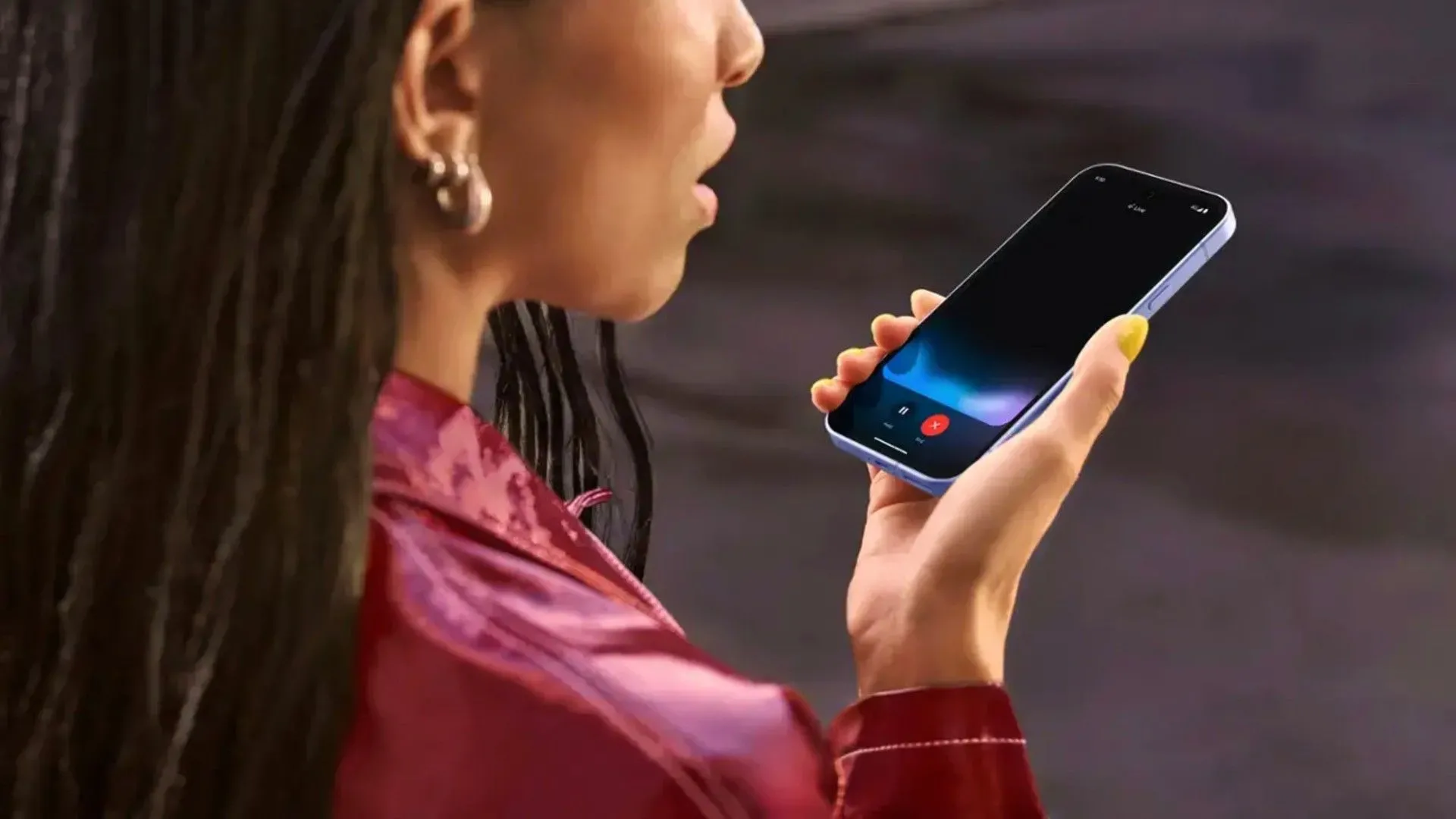 Một người phụ nữ đang sử dụng điện thoại Google Pixel 9a và nói chuyện với trợ lý ảo, thể hiện tính năng AI Gemini tích hợp