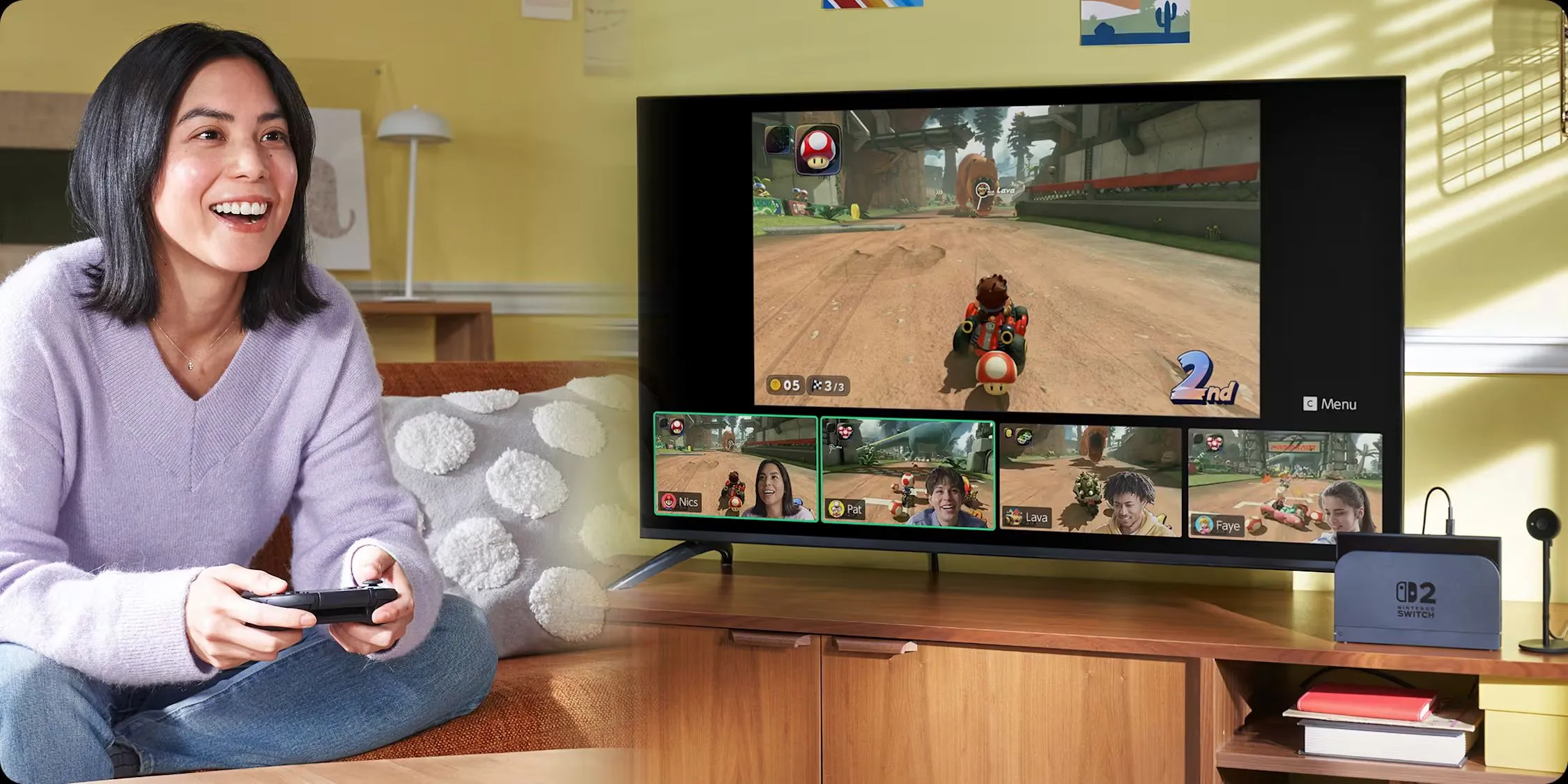 Một người phụ nữ đang sử dụng tính năng GameChat trên Nintendo Switch 2 khi chơi Mario Kart, minh họa cách thức hoạt động của tính năng trò chuyện trong game