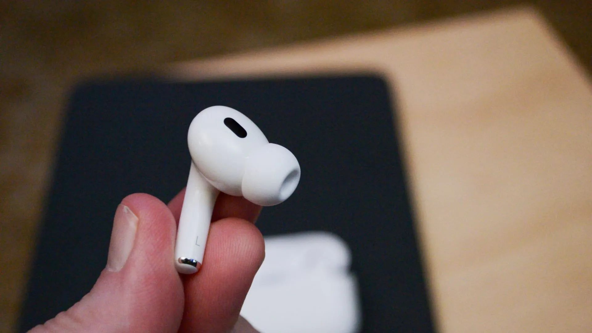 Một tai nghe Apple AirPods Pro 2, đại diện cho công nghệ tai nghe không dây hàng đầu.