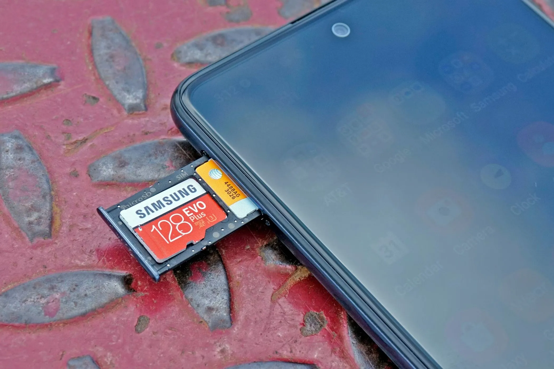 Một thẻ nhớ microSD được cắm vào khe cắm trên điện thoại, tượng trưng cho việc sử dụng thẻ SD để lưu trữ game.