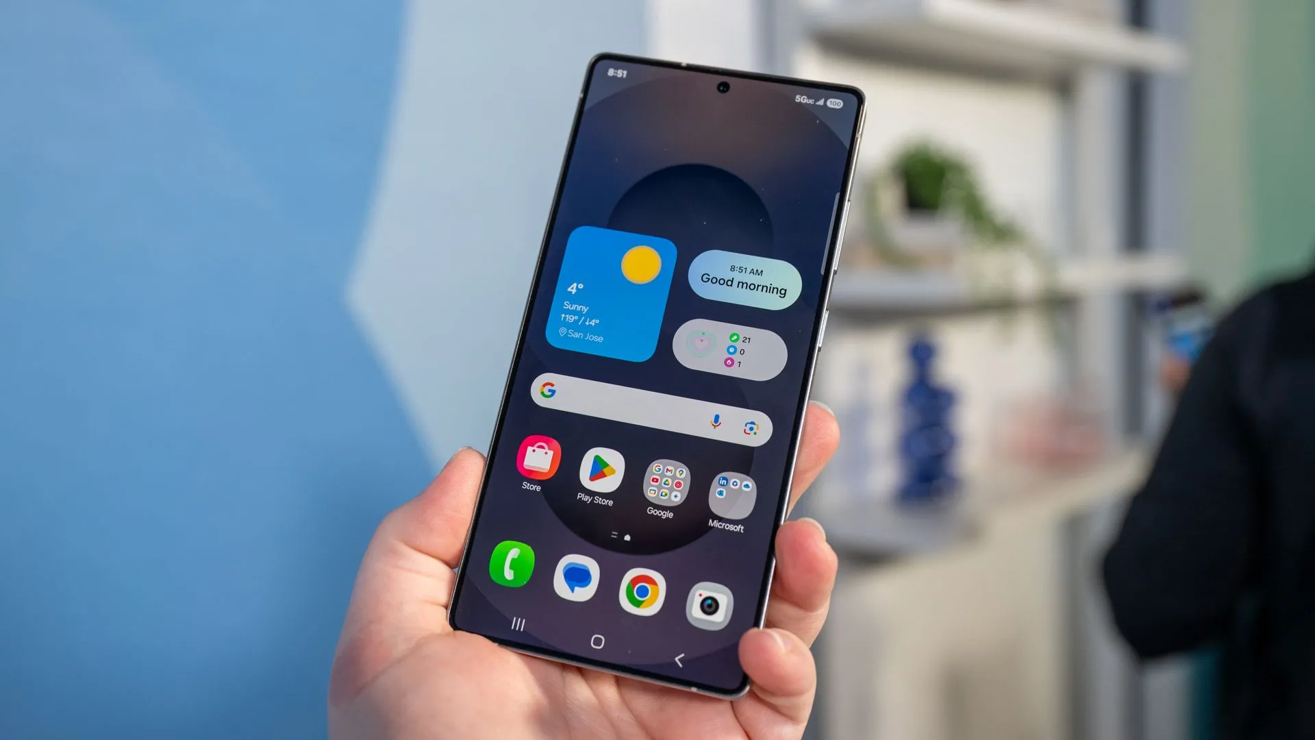 Người đang cầm điện thoại Samsung Galaxy S25 Ultra nhìn vào màn hình