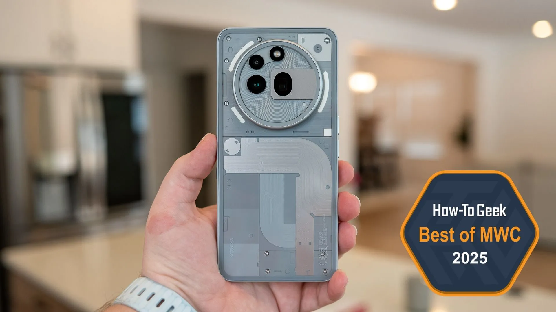 Người dùng cầm điện thoại Nothing Phone (3a) Pro, thể hiện thiết kế độc đáo và cấu hình mạnh mẽ.