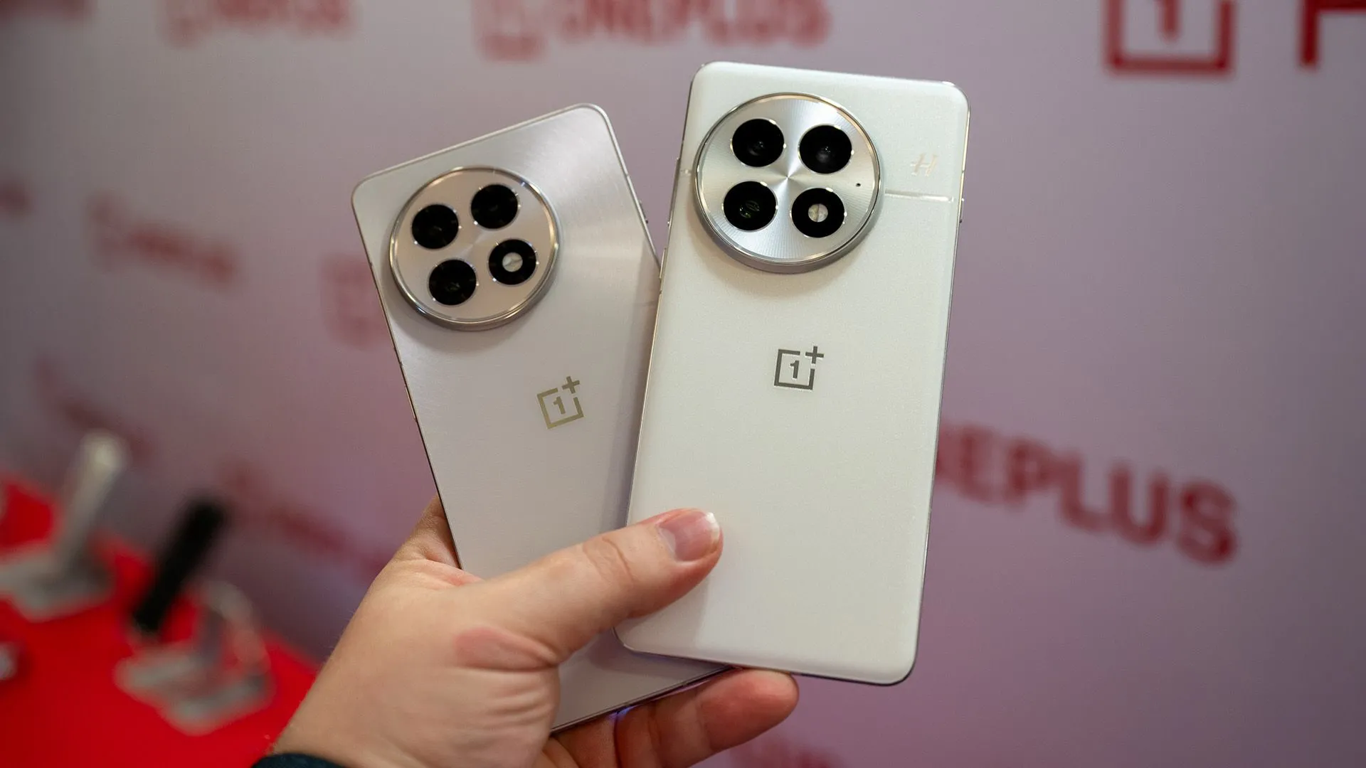 Người dùng cầm trên tay OnePlus 13 và OnePlus 13R màu trắng