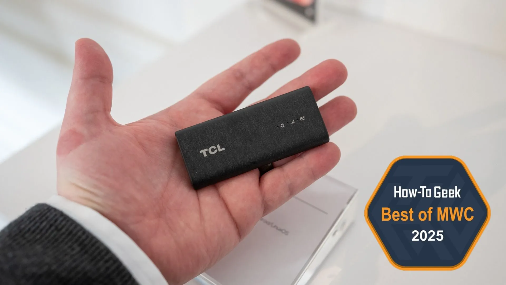 Người dùng cầm USB Dongle 5G RedCap TCL LINKPORT IK511 tiện lợi cho kết nối di động.