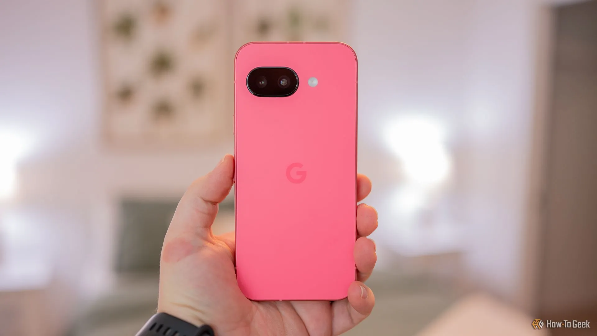 Người dùng đang cầm điện thoại Google Pixel 9a với mặt lưng và cụm camera