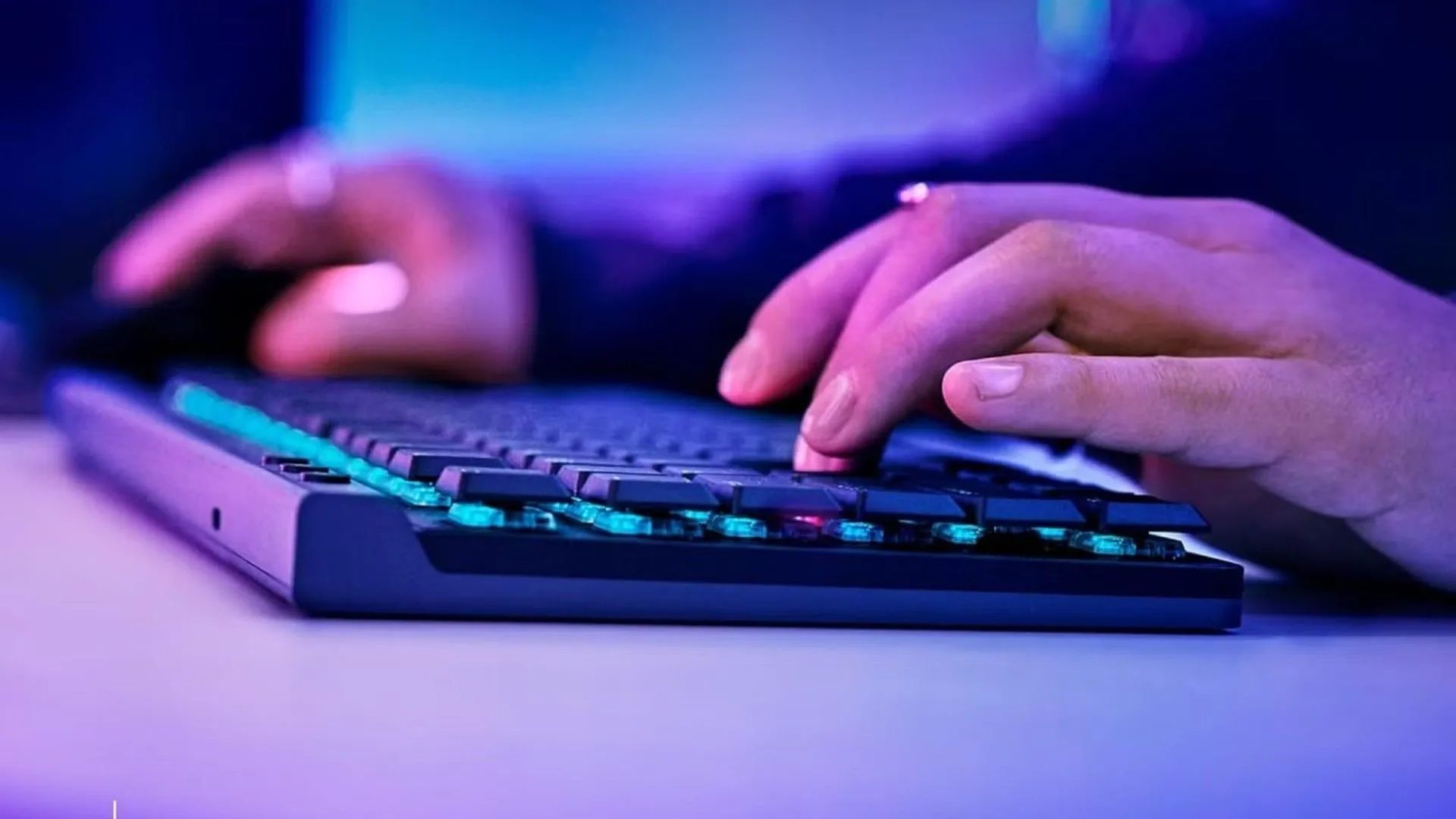 Người dùng đang sử dụng bàn phím Logitech G515 Lightspeed TKL.