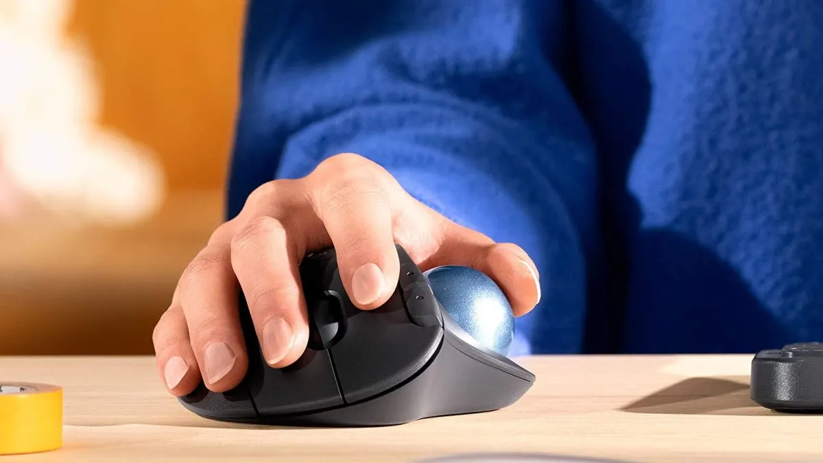 Người dùng đang sử dụng chuột bi lăn Logitech ERGO M575