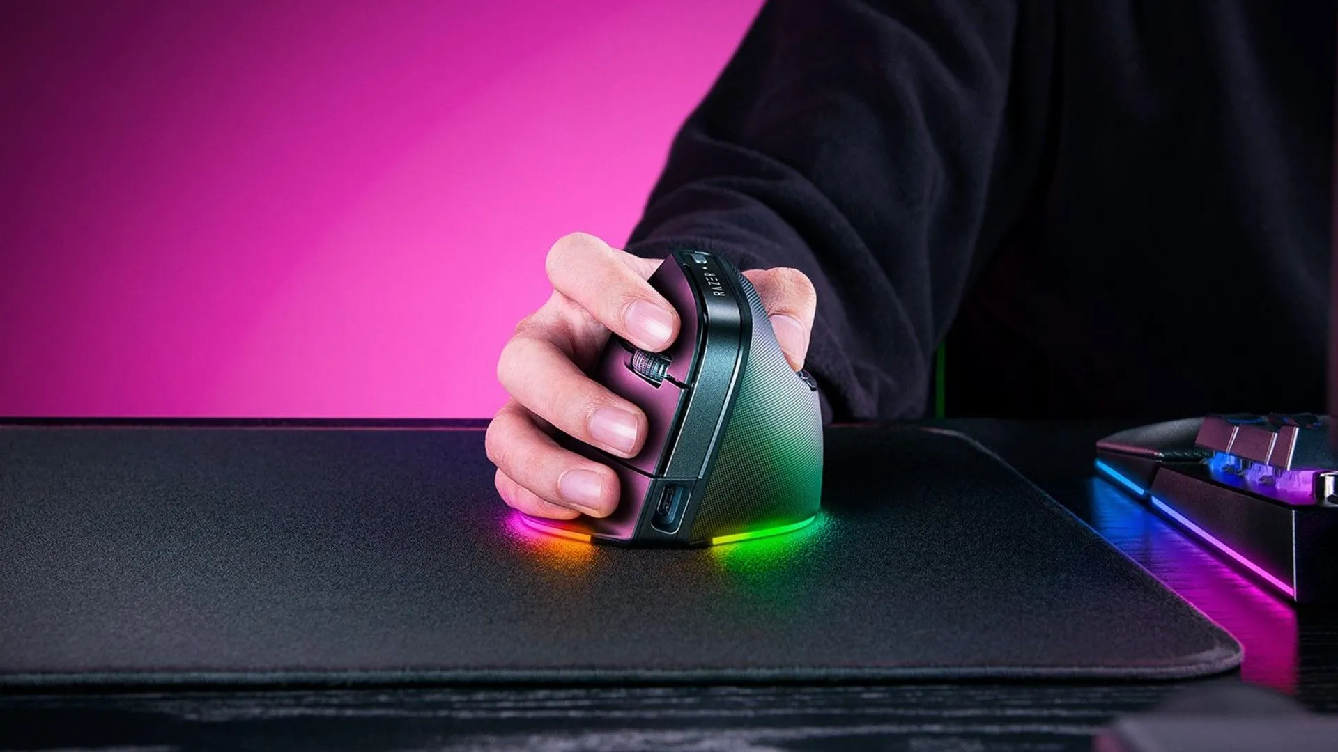 Người dùng đang thao tác với chuột dọc công thái học Razer Pro Click V2 Vertical Edition.