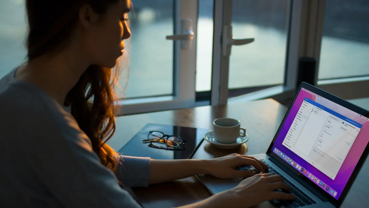 Người dùng đang trải nghiệm phần mềm quản lý mật khẩu Bitwarden trên laptop