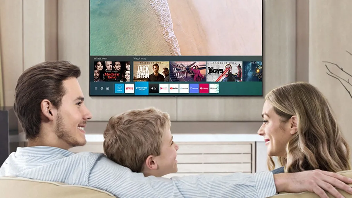 Người dùng trải nghiệm Smart TV Samsung chạy hệ điều hành Tizen
