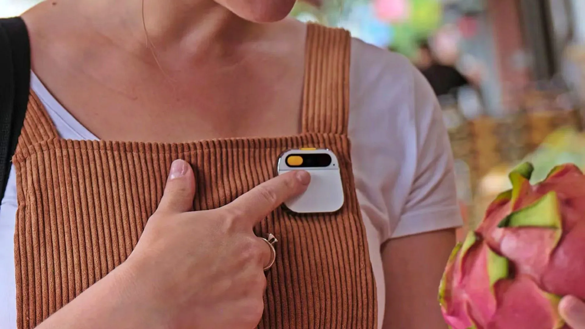 Người phụ nữ đeo thiết bị trợ lý AI cá nhân Humane AI Pin trên ve áo.