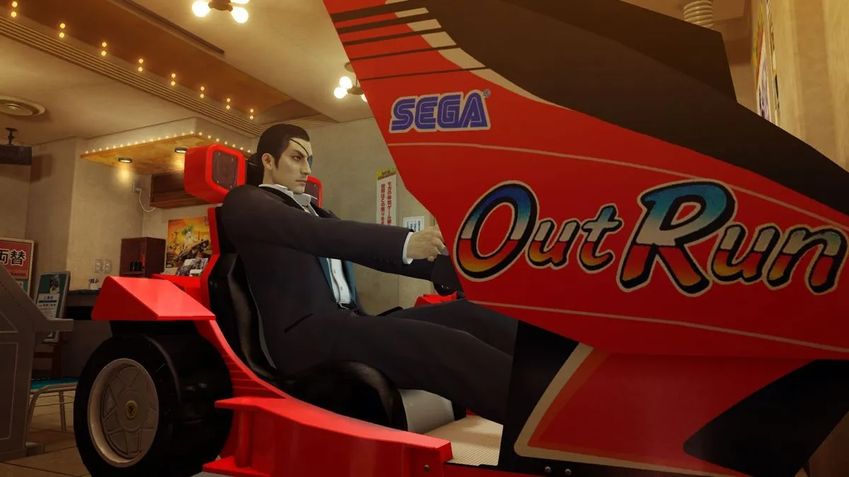 Nhân vật Goro Majima trong Yakuza 0 đang chơi minigame đua xe Out Run, minh họa sự đa dạng nội dung trong game.
